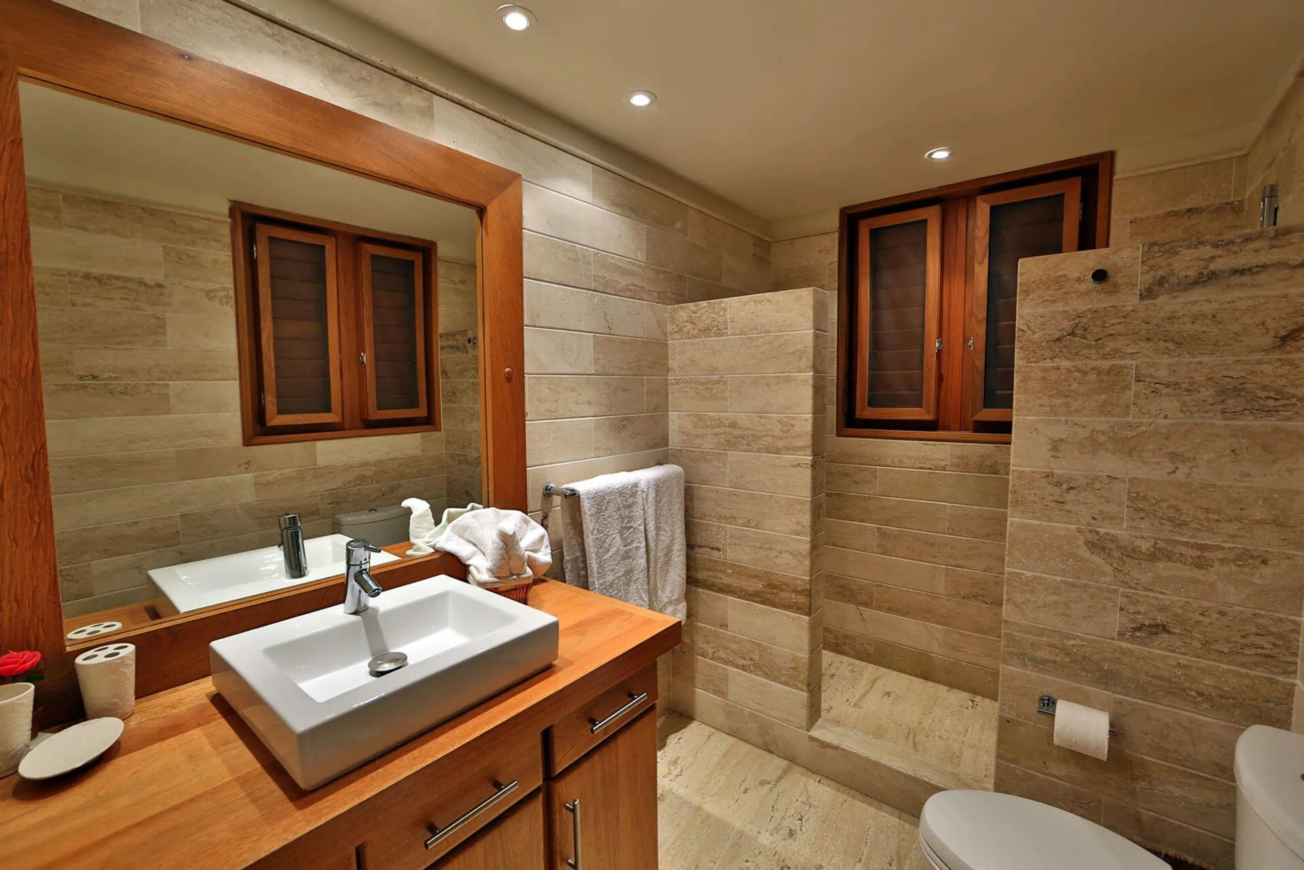 Tropical Architectural Villa with Private Pool and Country Club Access — photograph 10
