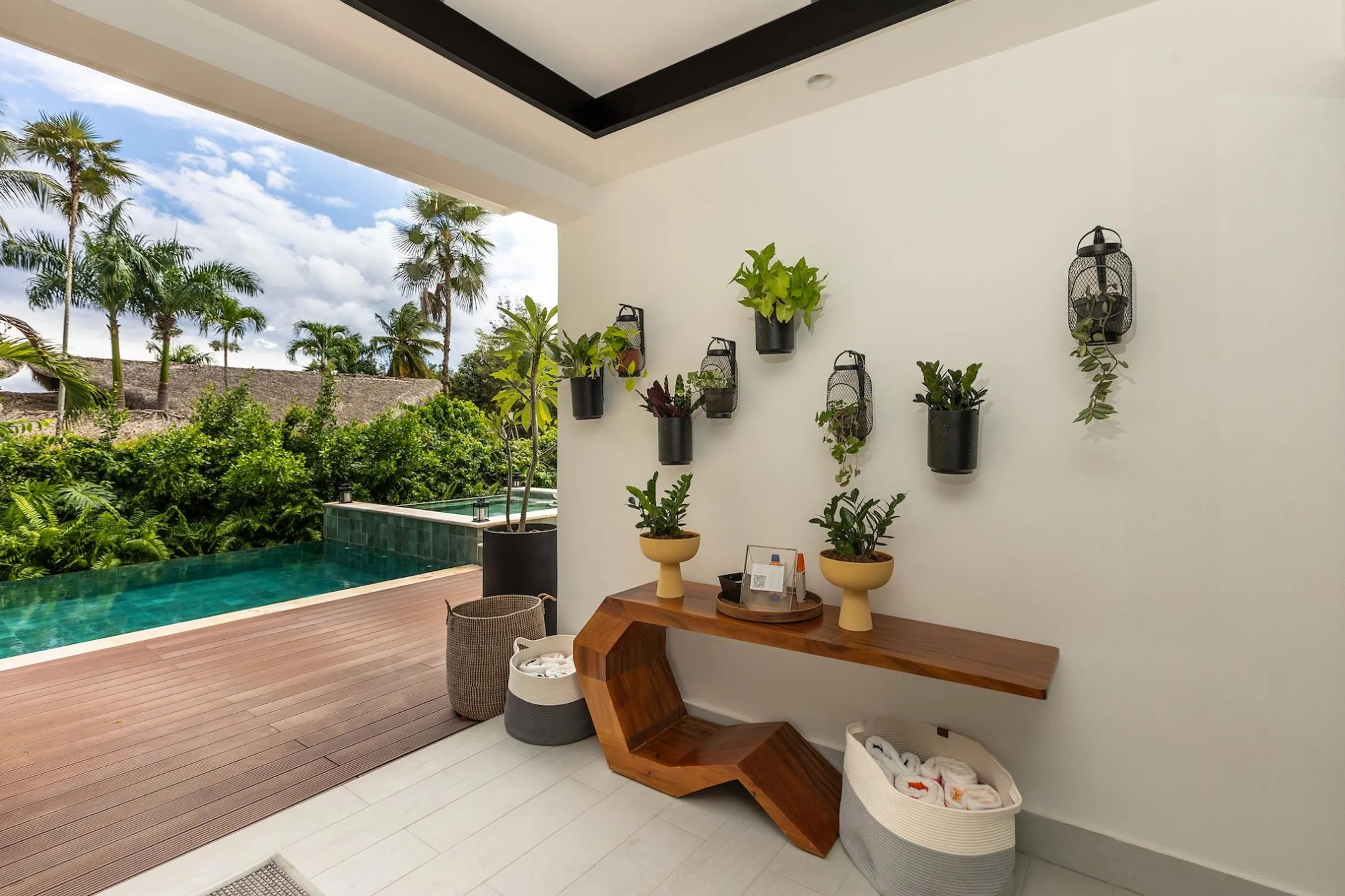 Tranquil Two-Story Villa with Private Pool, Expansive Jacuzzi and Vibrant Surroundings — photograph 4