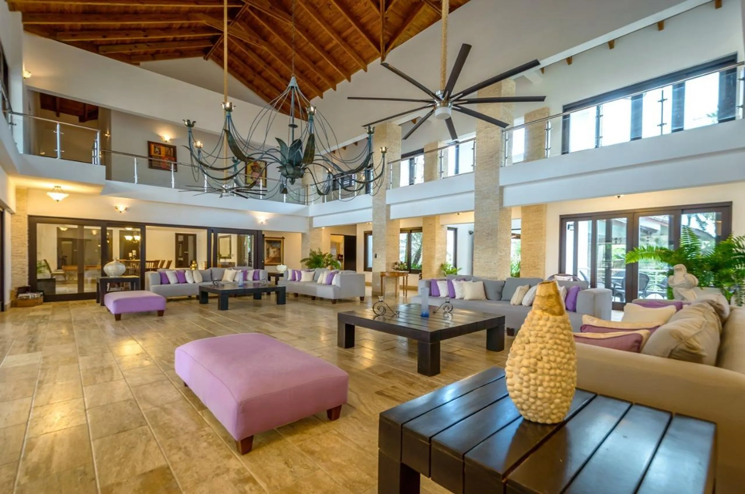 Elegant and Lush Estate with Private Pool and Hot Tub — photograph 6