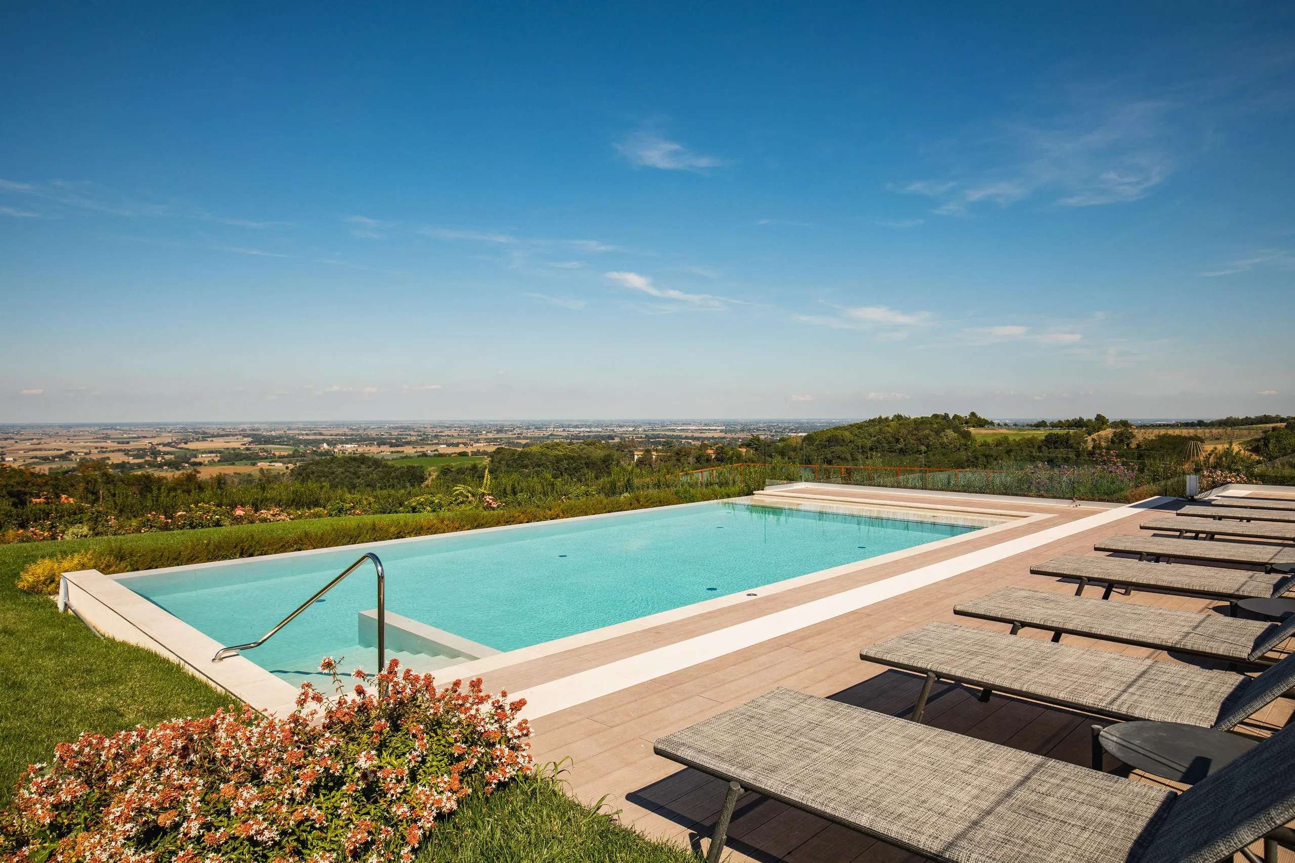 Classic Farmhouse Villa Overlooking Vineyard Amphitheater with Pool — photograph 10