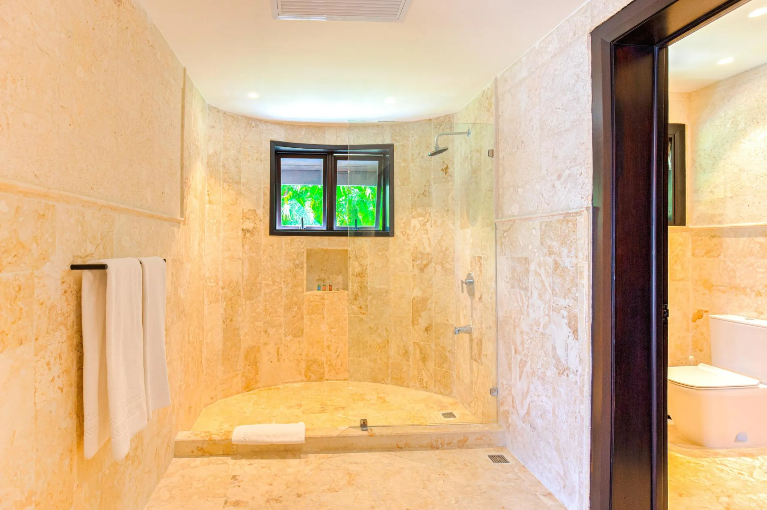 Traditional Tropical Villa with Sparkling Pool — photograph 12