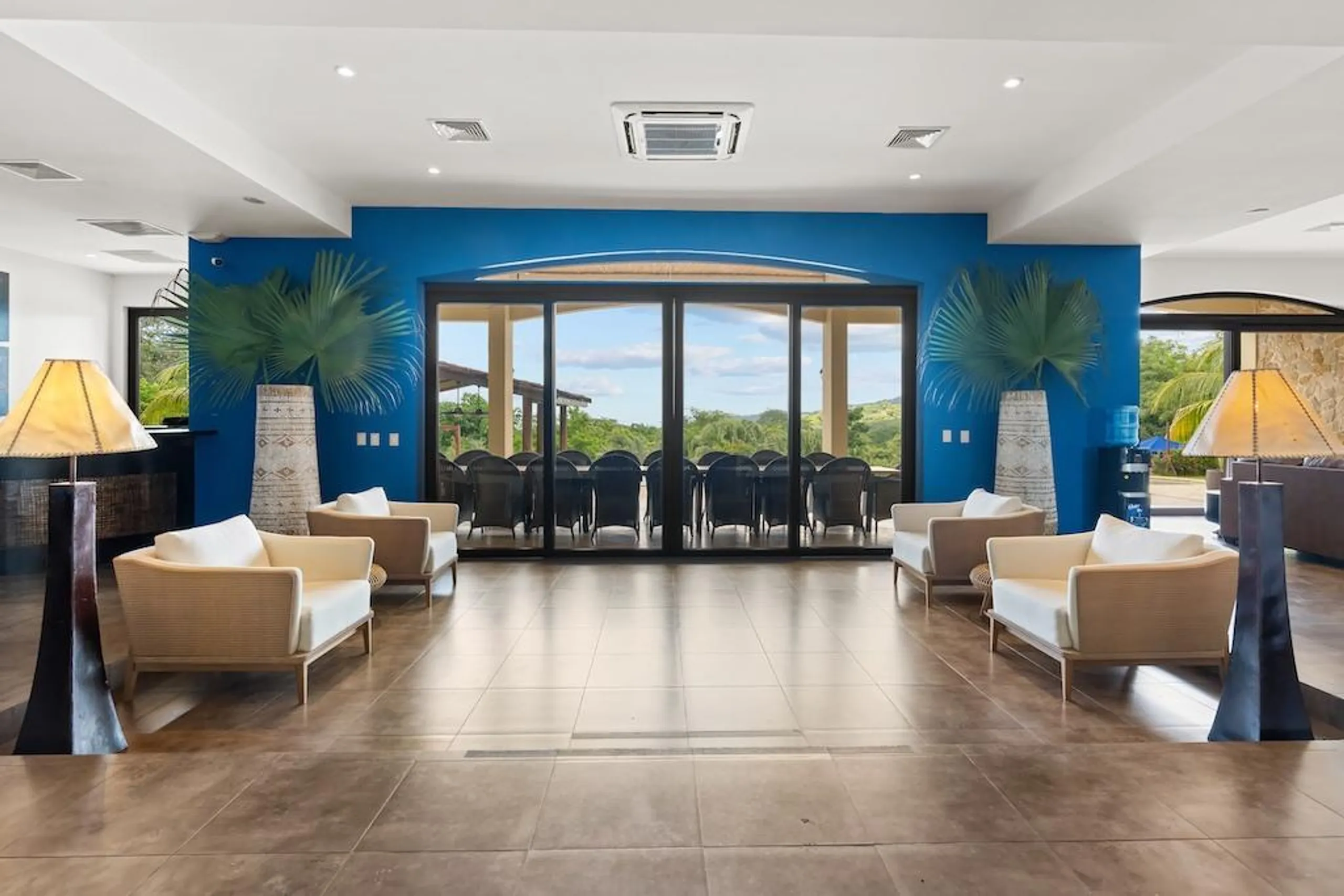 Premier Luxury Villa with Private Pool, Spa and Lush Surroundings — photograph 8