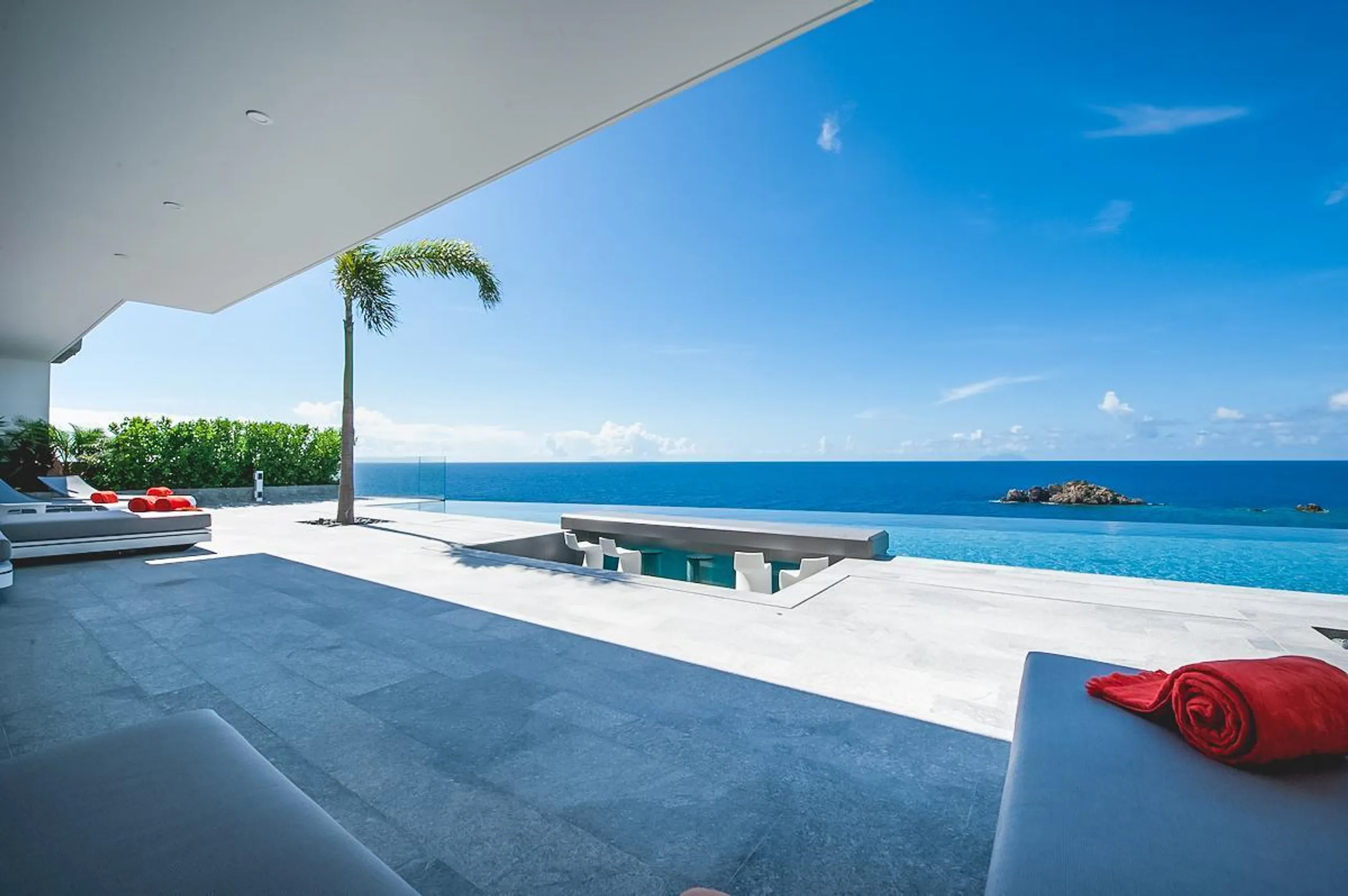 Sweeping Sleek and Stunning Oceanview Villa with Infinity Pool and Golfers Dream Fitness Equipment — photograph 3