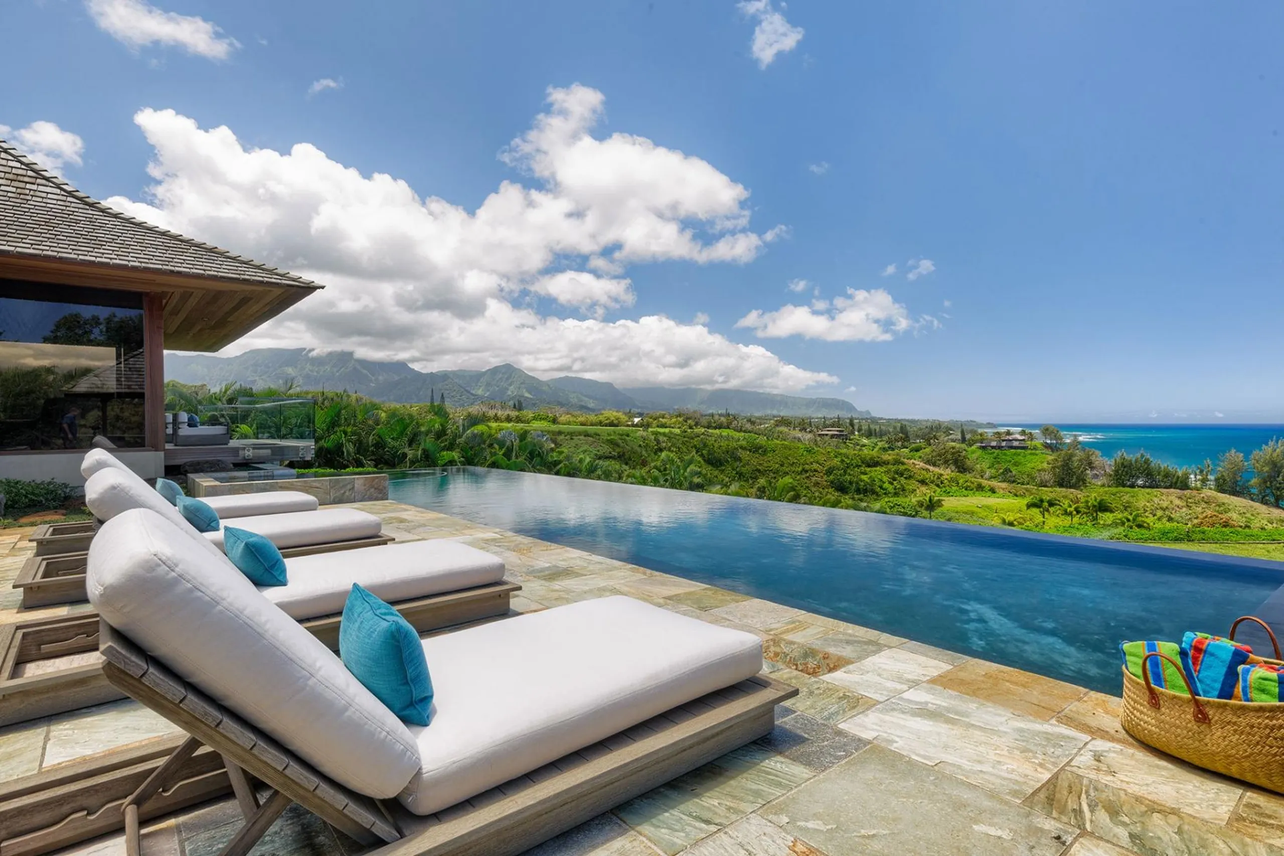 Azure Cliffs Sanctuary Estate with Ocean View Infinity Pool — photograph 4