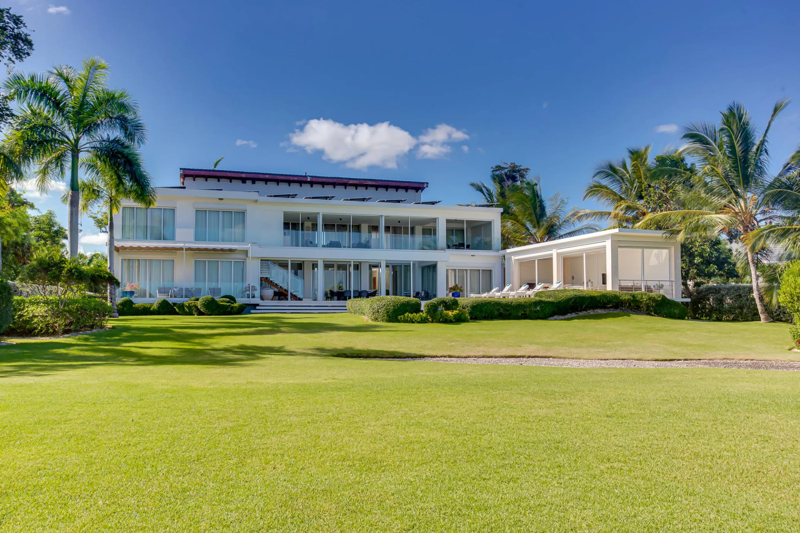 Bright & Modern 5-Bedroom Villa with Private Pool and Tropical Views — photograph 10