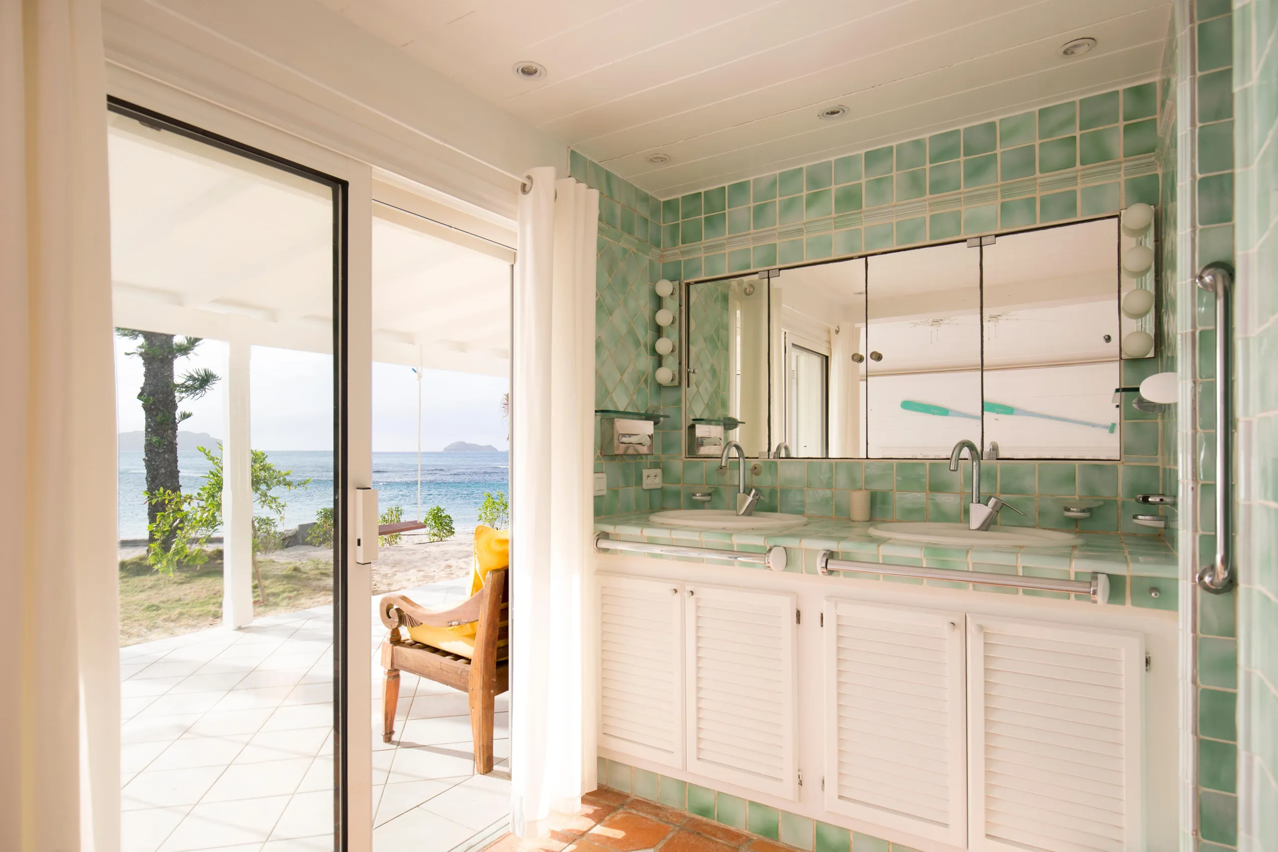 Charming Seaside Beach Front Villa with Stunning Ocean Views — photograph 12