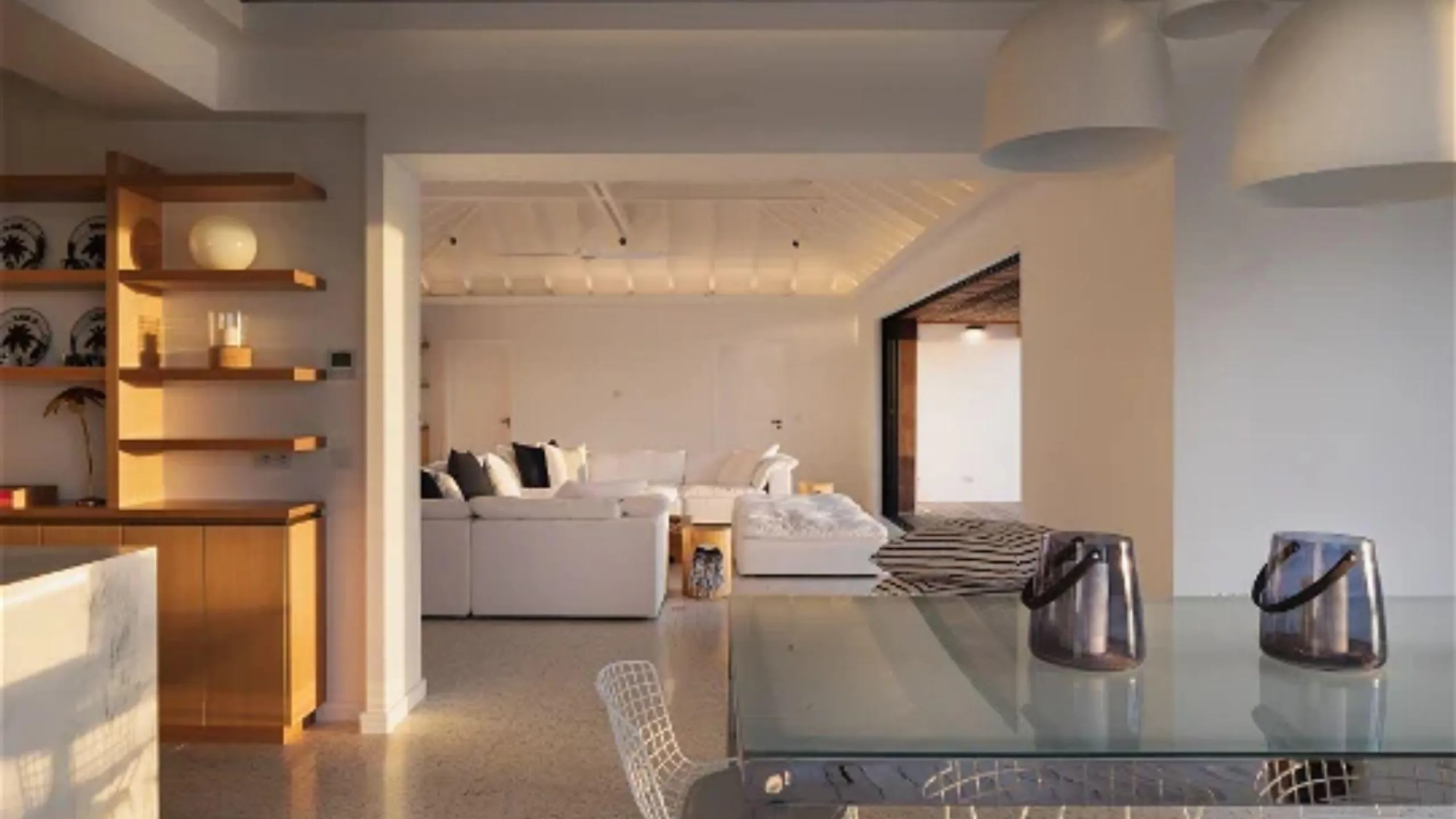 Sensational Seaside Villa with Infinity Pool — photograph 11