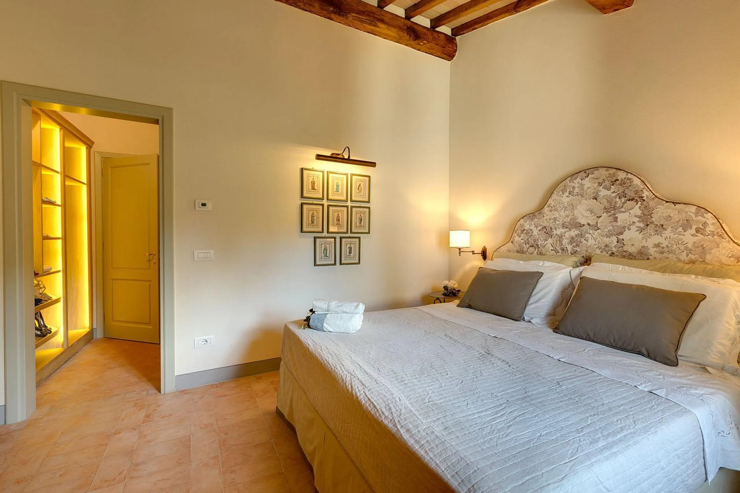 Regal Tuscan Resort-Style Estate with Private Pool and Garden Lounge — photograph 12