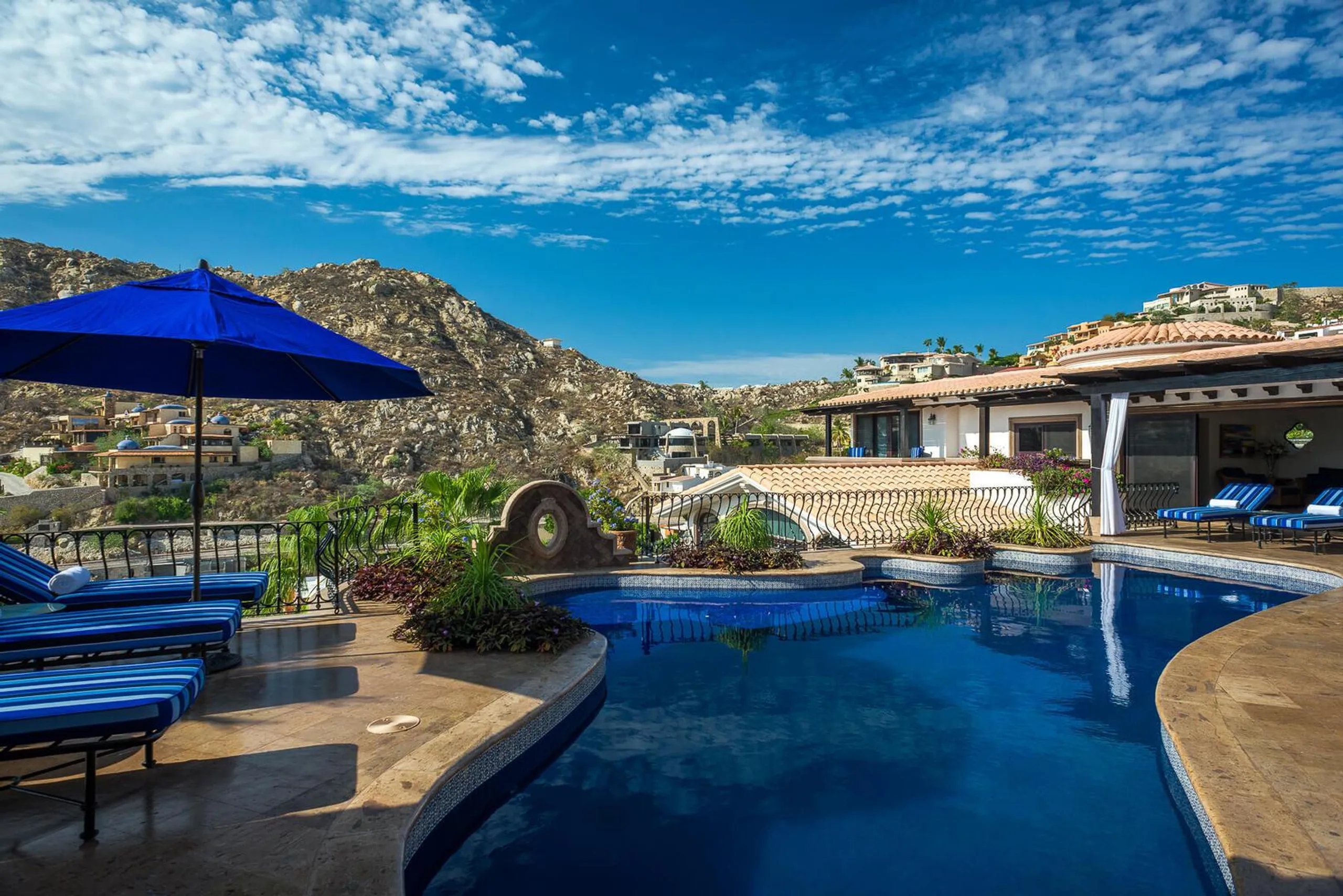 Lavish Villa with Private Serene Pools and Modern Comforts in Cabo — photograph 2