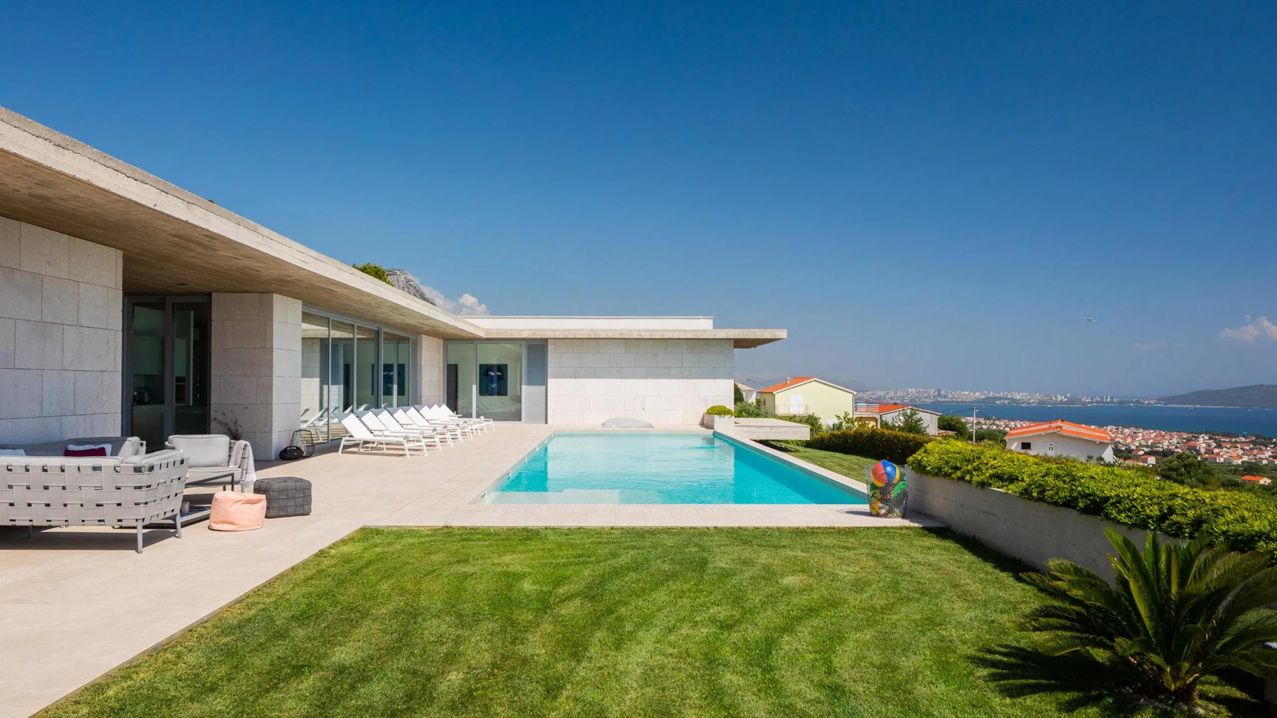 Sensational  Modern Villa with Private Pool and Panoramic Sea Views — photograph 4