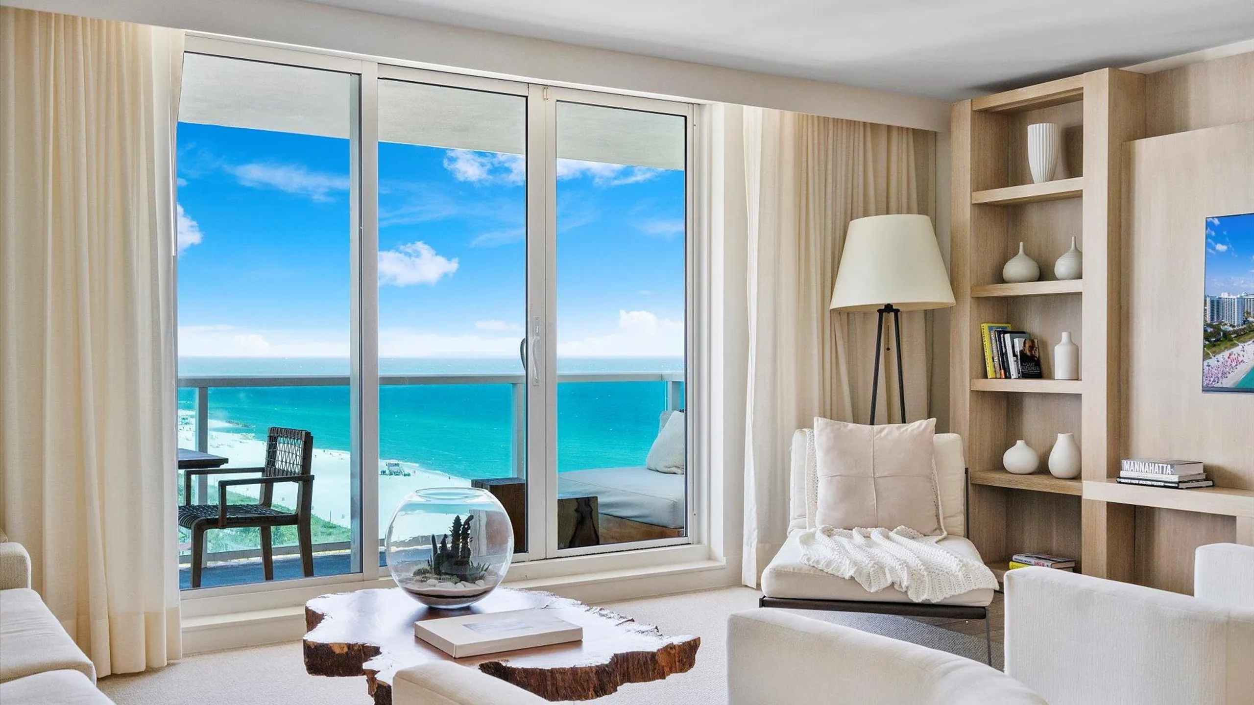 Superb Oceanside Retreat with Stunning Views — photograph 8