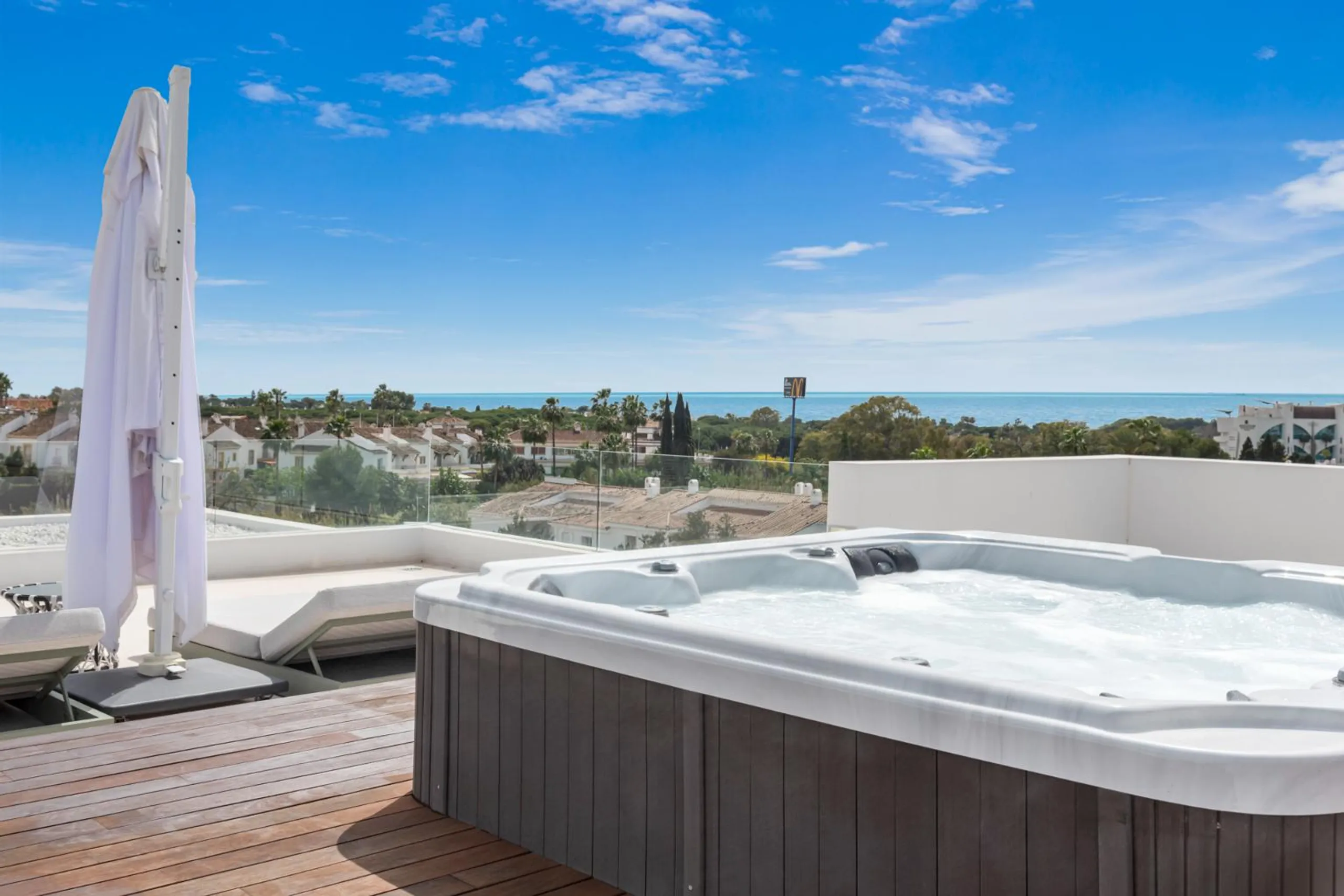 Luxurious Contemporary Marbella Villa with Pool and Garden Views — photograph 4