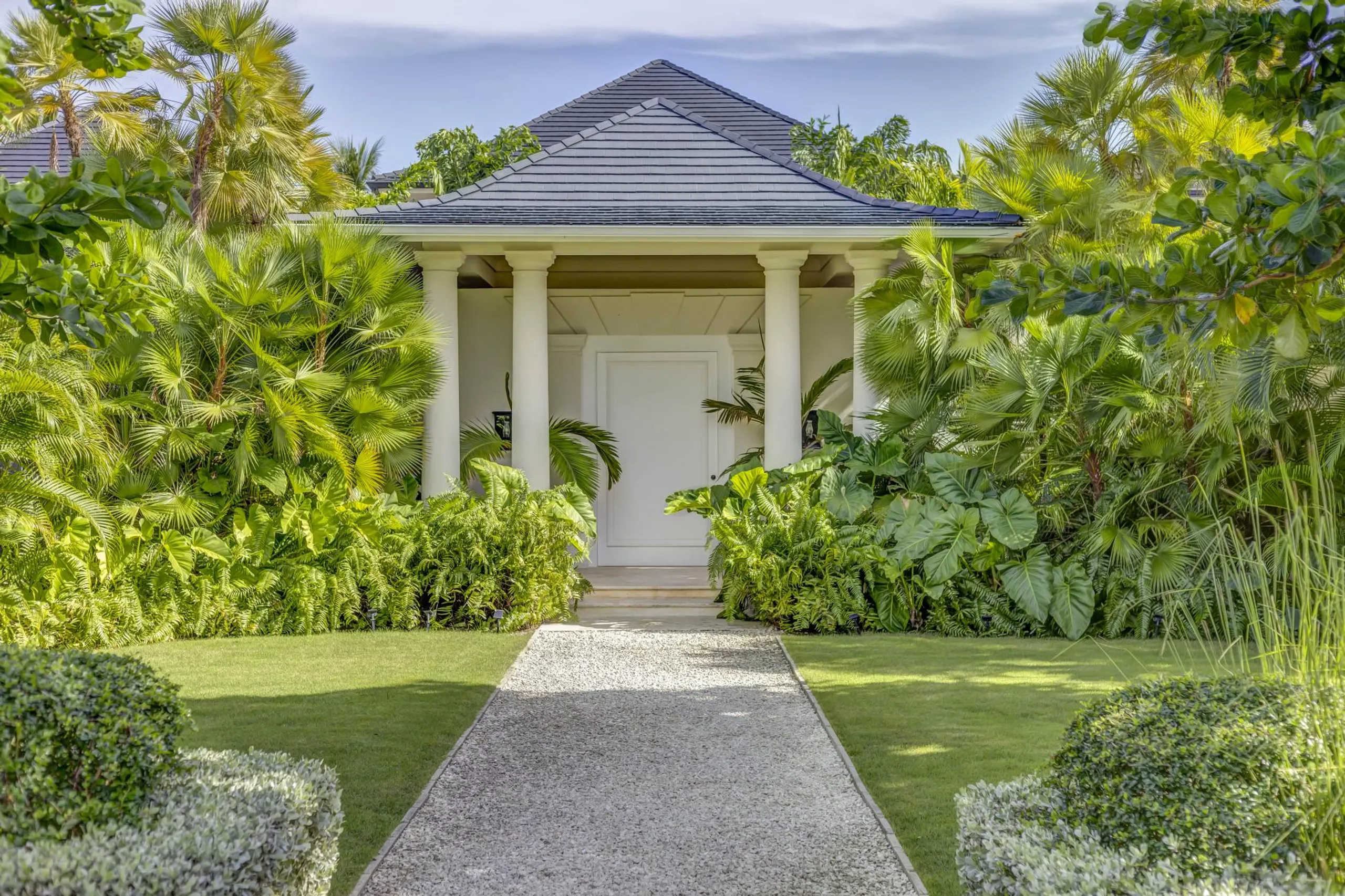 Elegant Coastal Villa with Pool and Lush Gardens — photograph 10
