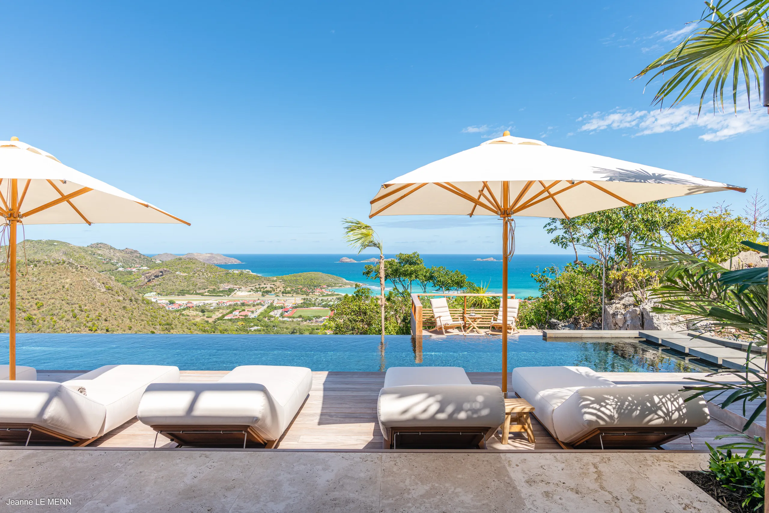 Sleek Lurin Villa with Private Infinity Pool & Bay Views — photograph 3