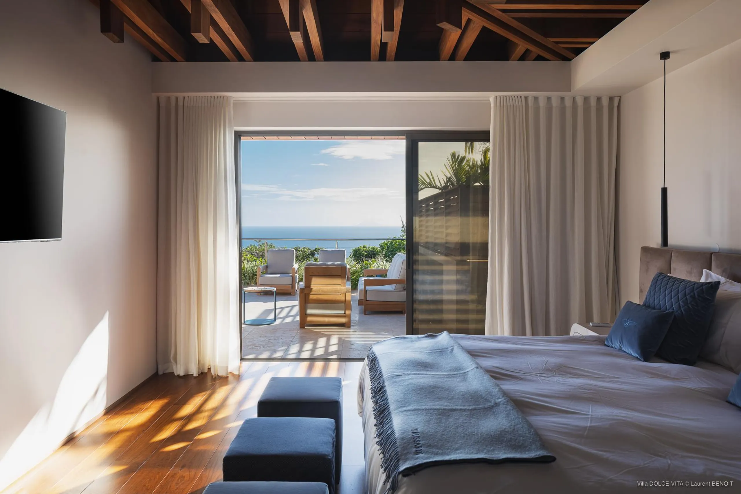Contemporary Architectural Luxe Estate with Infinity Pool and Panoramic Views — photograph 7