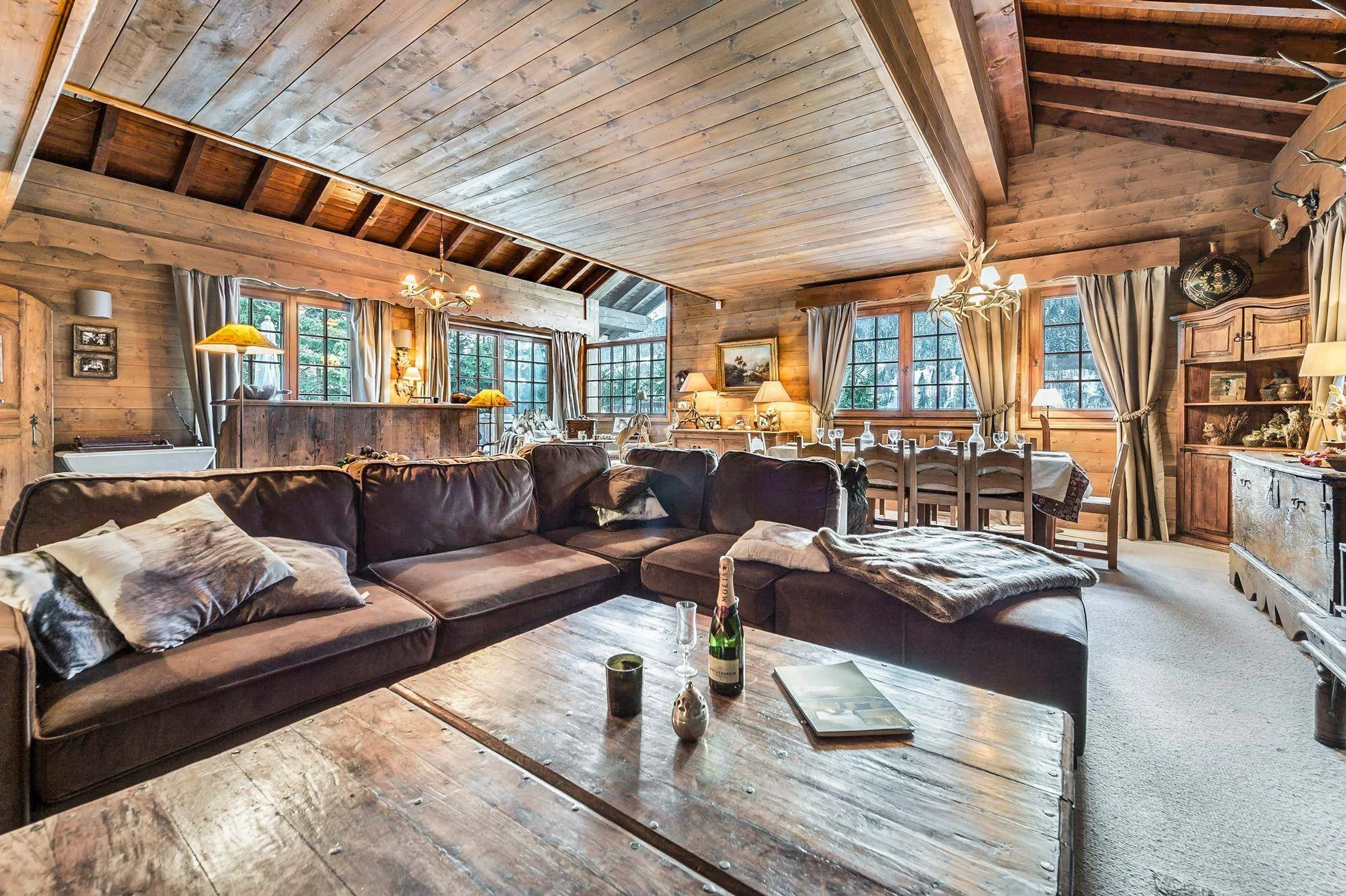 Exquisite 7BR Villa with High-End Amenities and Snowy Mountain Views — photograph 4