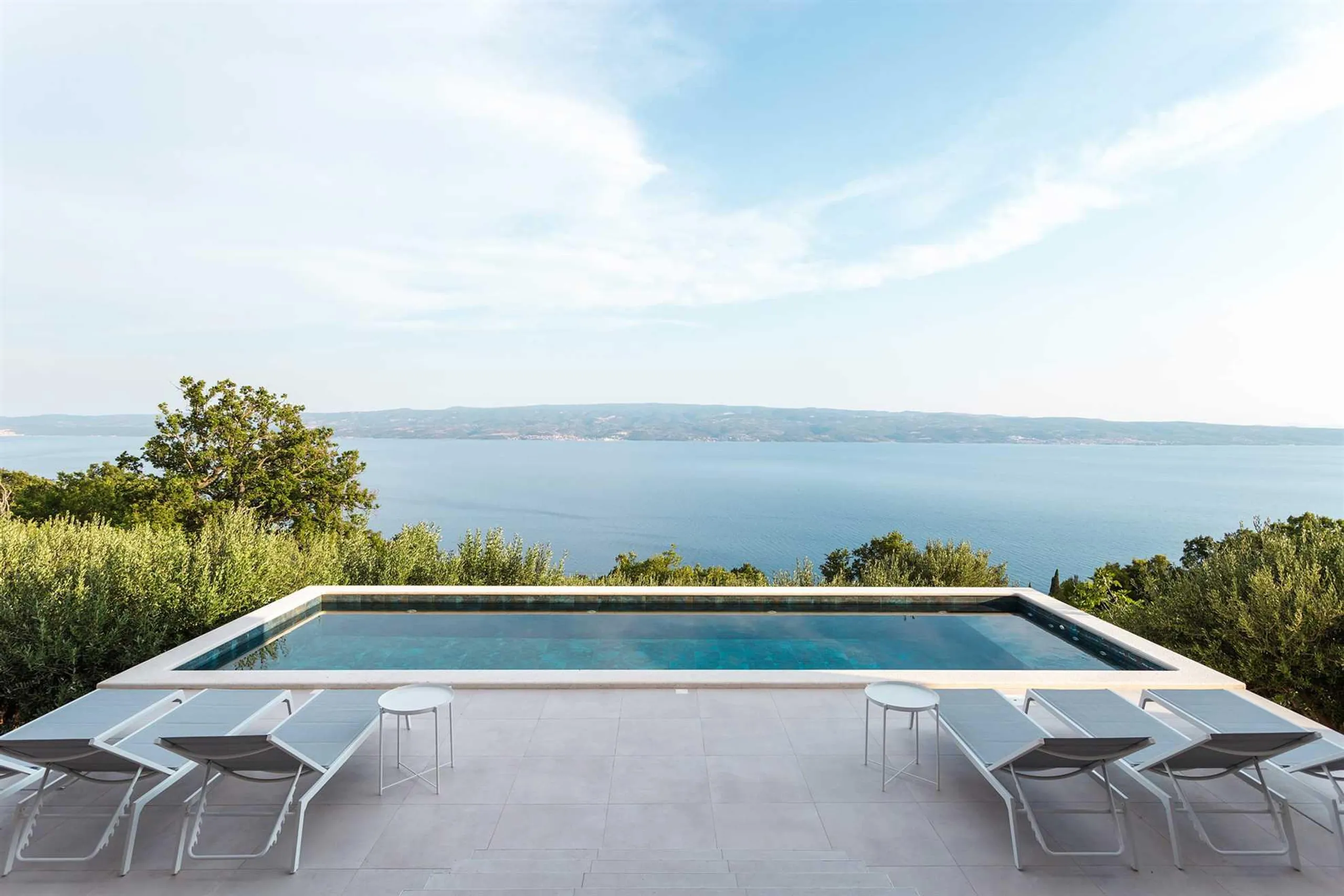 Princely 4-Star Villa with Private Pool and Mountain Views near Split — photograph 2