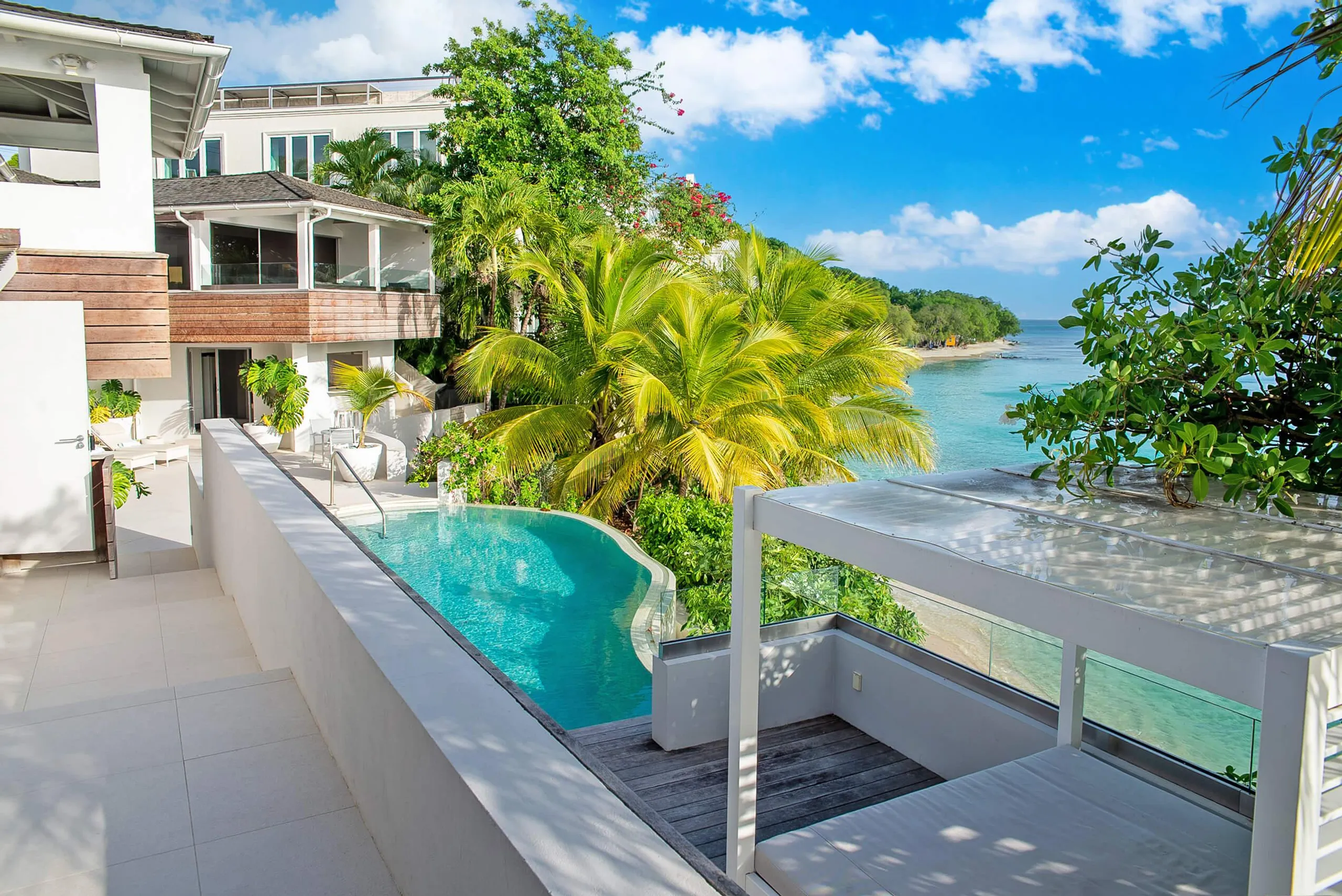 Contemporary Beachfront Villa with Private Pool and Pristine Sea Views — photograph 2