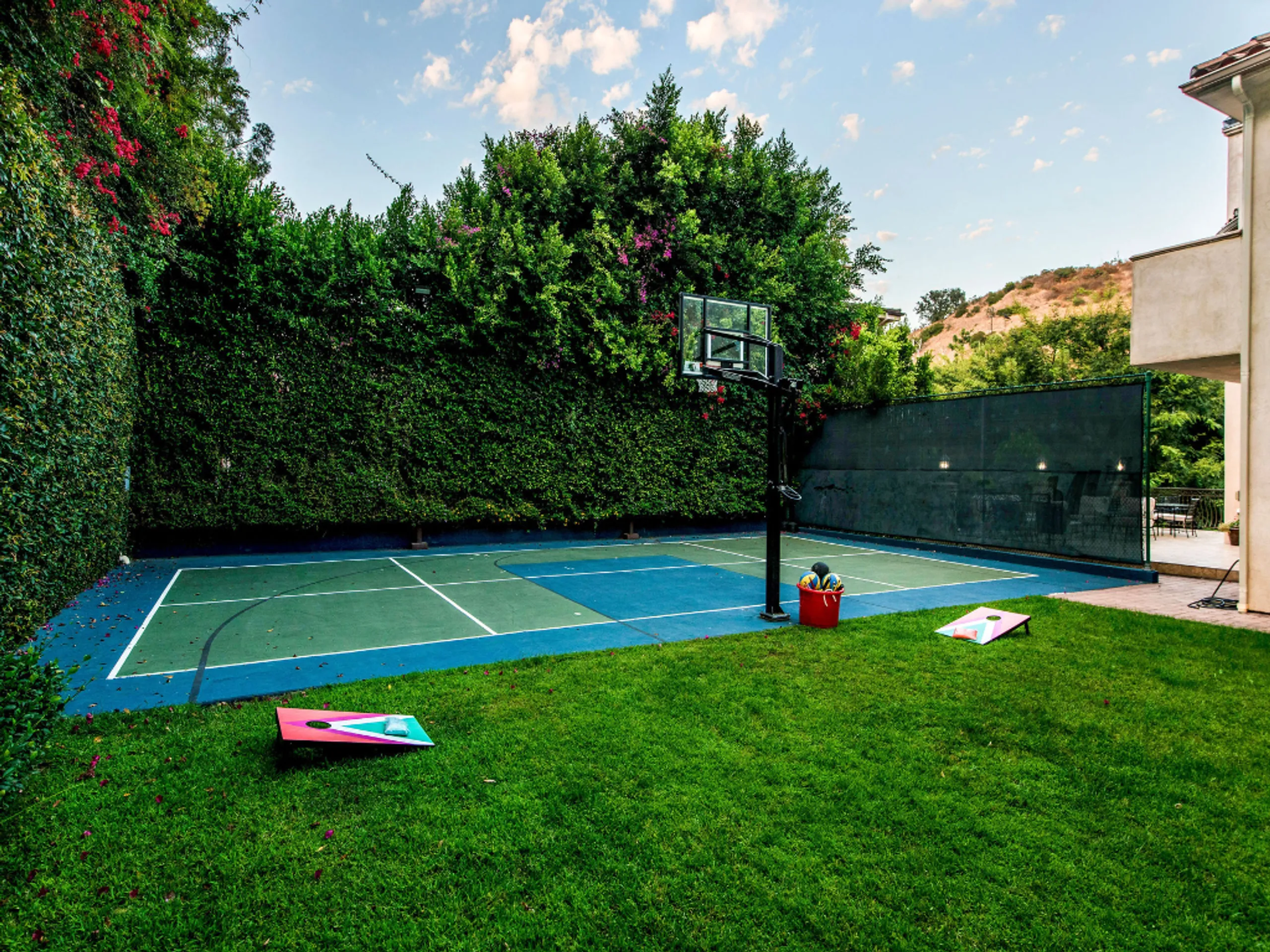 Classic Beverly Hills Estate with Amazing Amenities — photograph 4