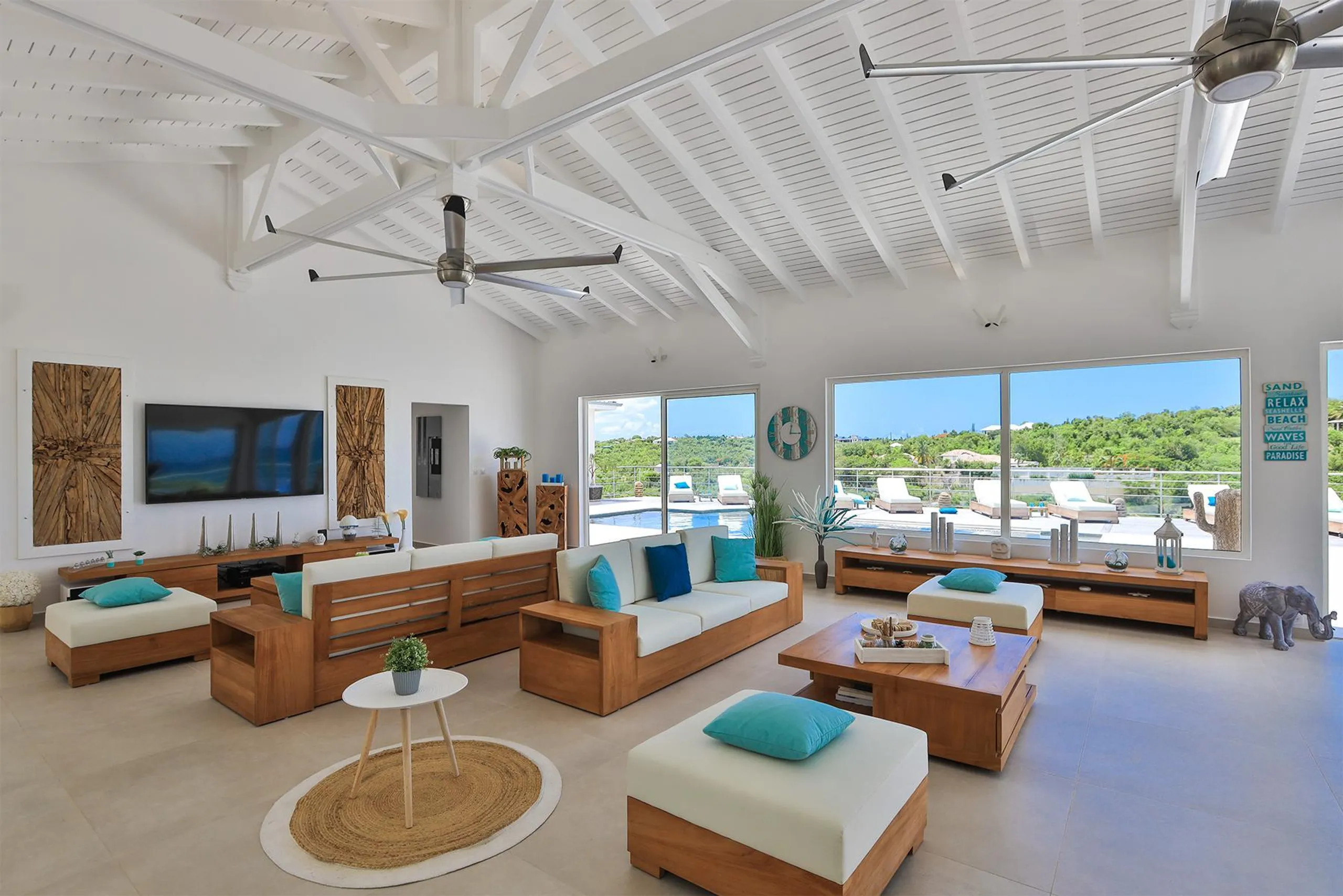 Breathtaking Luxe Estate with Private Pool and Views — photograph 10