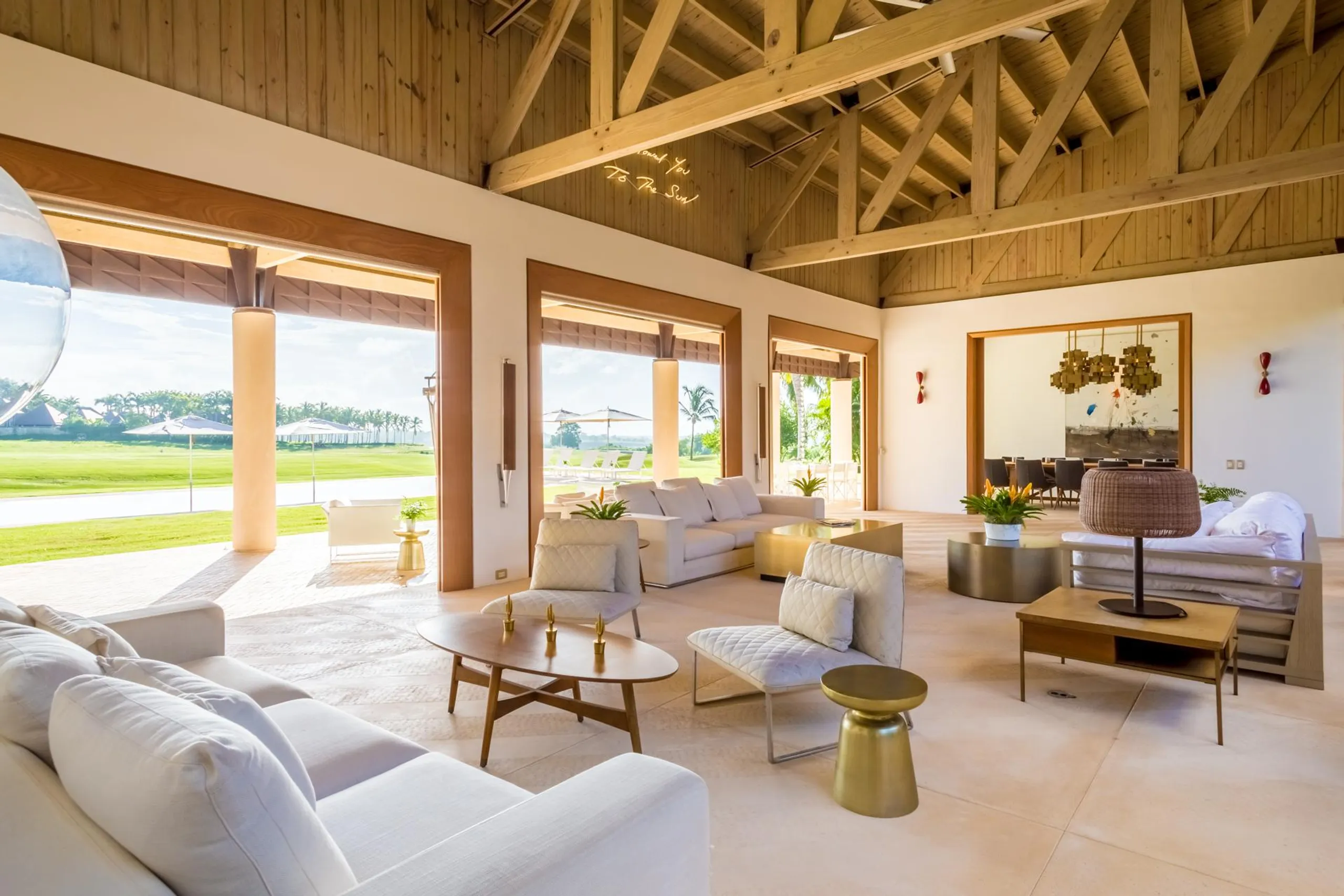 Exhilarating Contemporary Villa with 18-Meter Pool and Jacuzzi — photograph 5