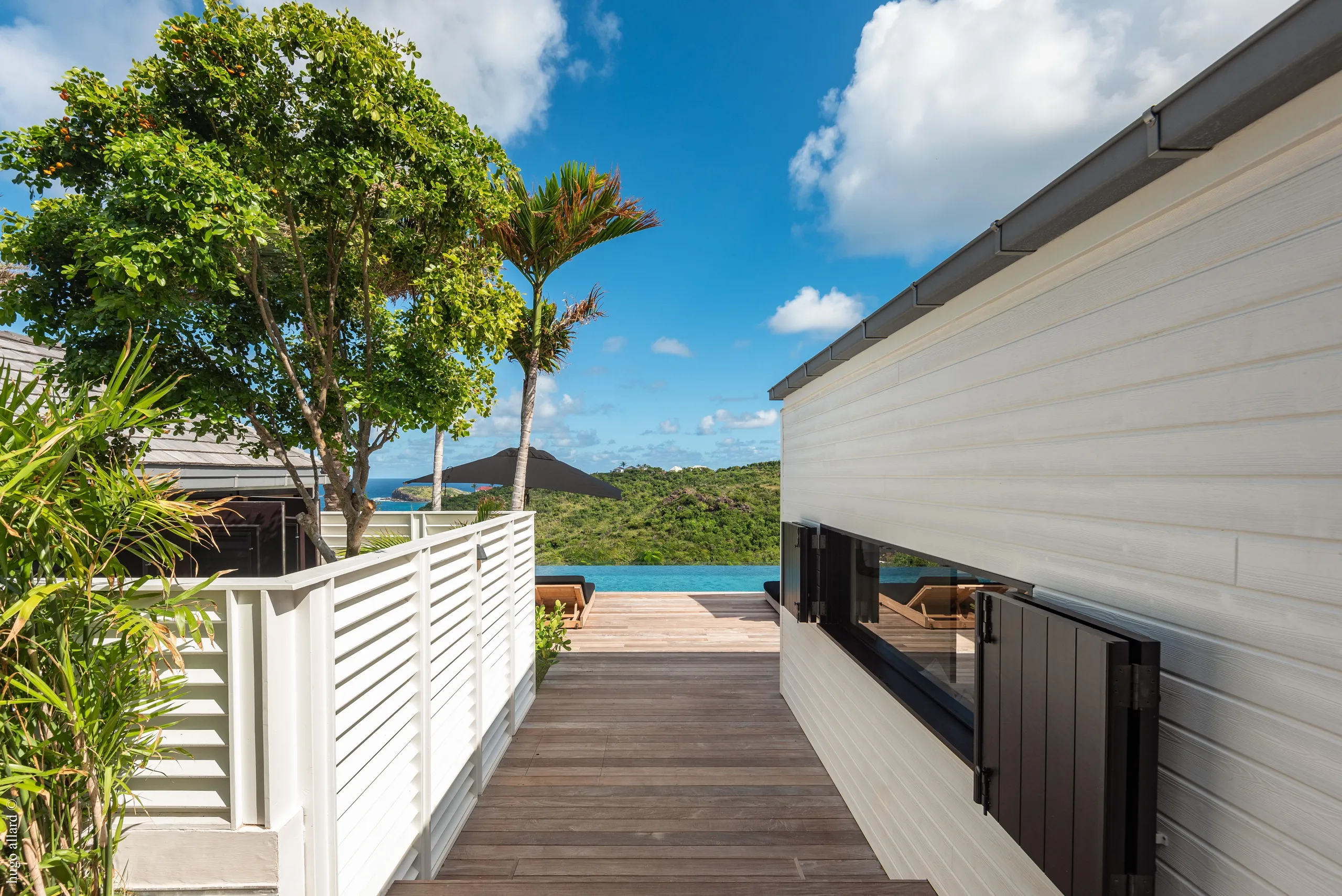 Glamorous Paradise Estate with Infinity Pool and Backyard Lounge — photograph 7