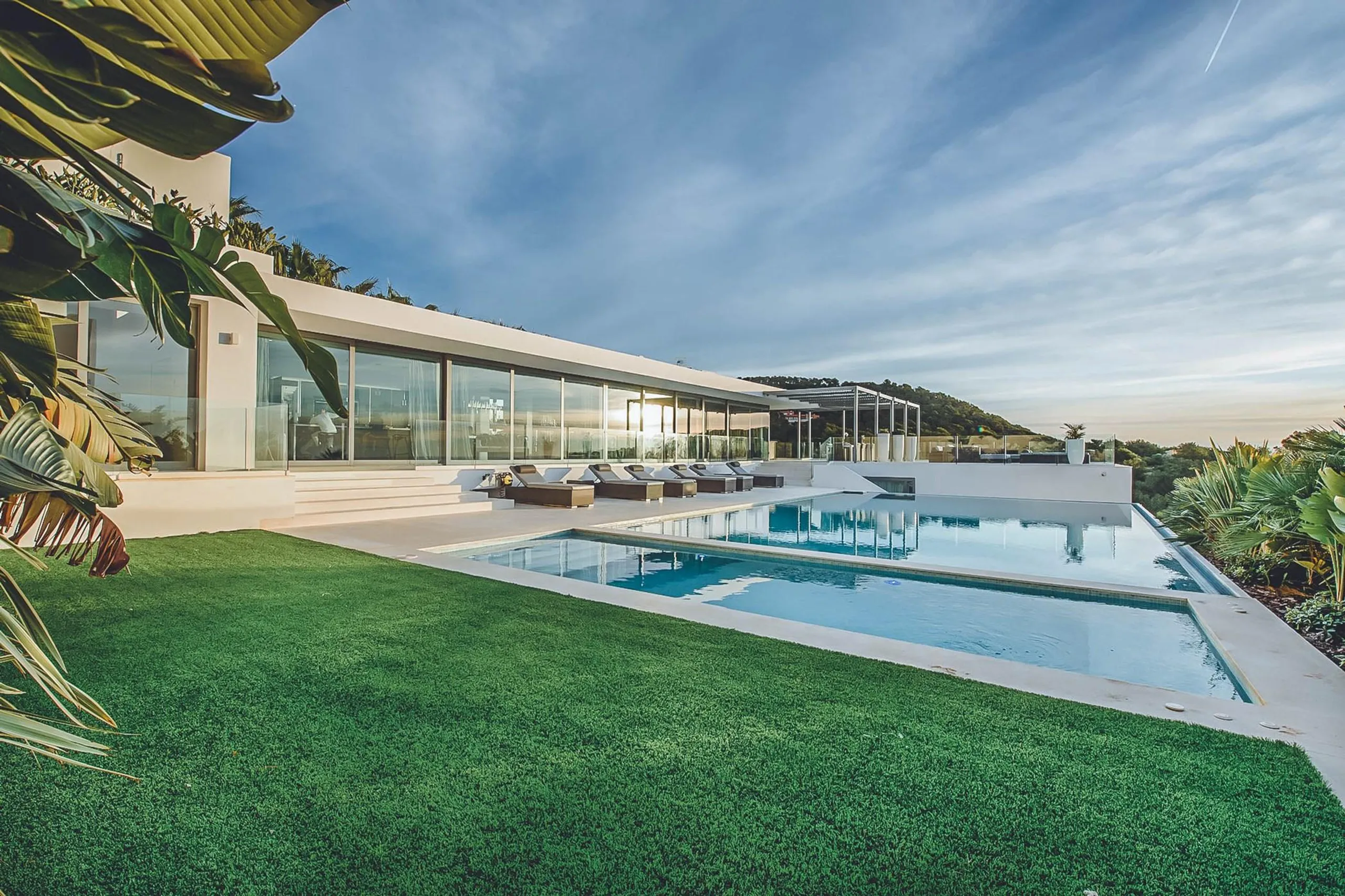 Awe-Inspiring Seafront Villa with Pool and Mediterranean Views — photograph 3