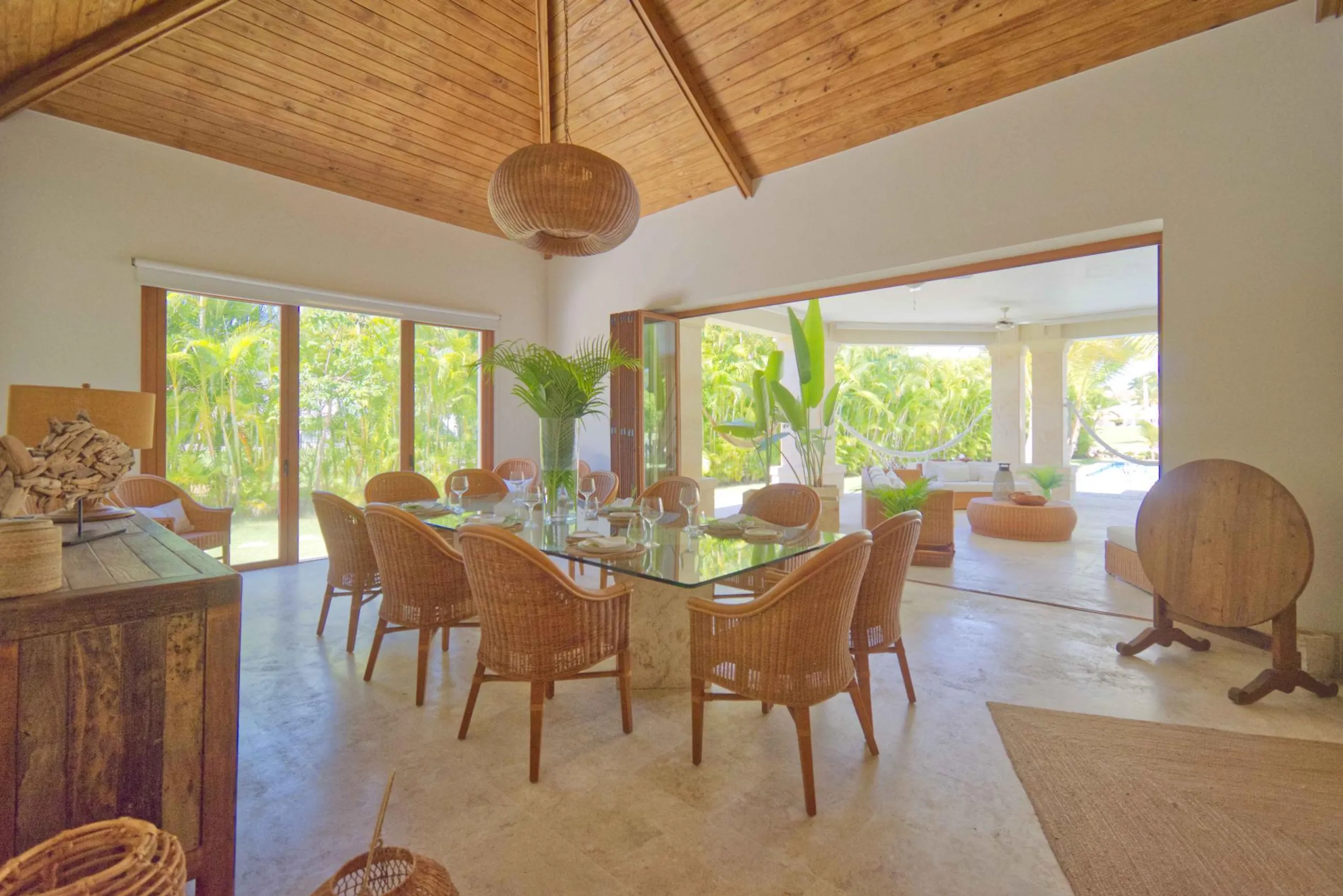 Light Filled 5BDR Villa with Private Pool, and Golf Views — photograph 9