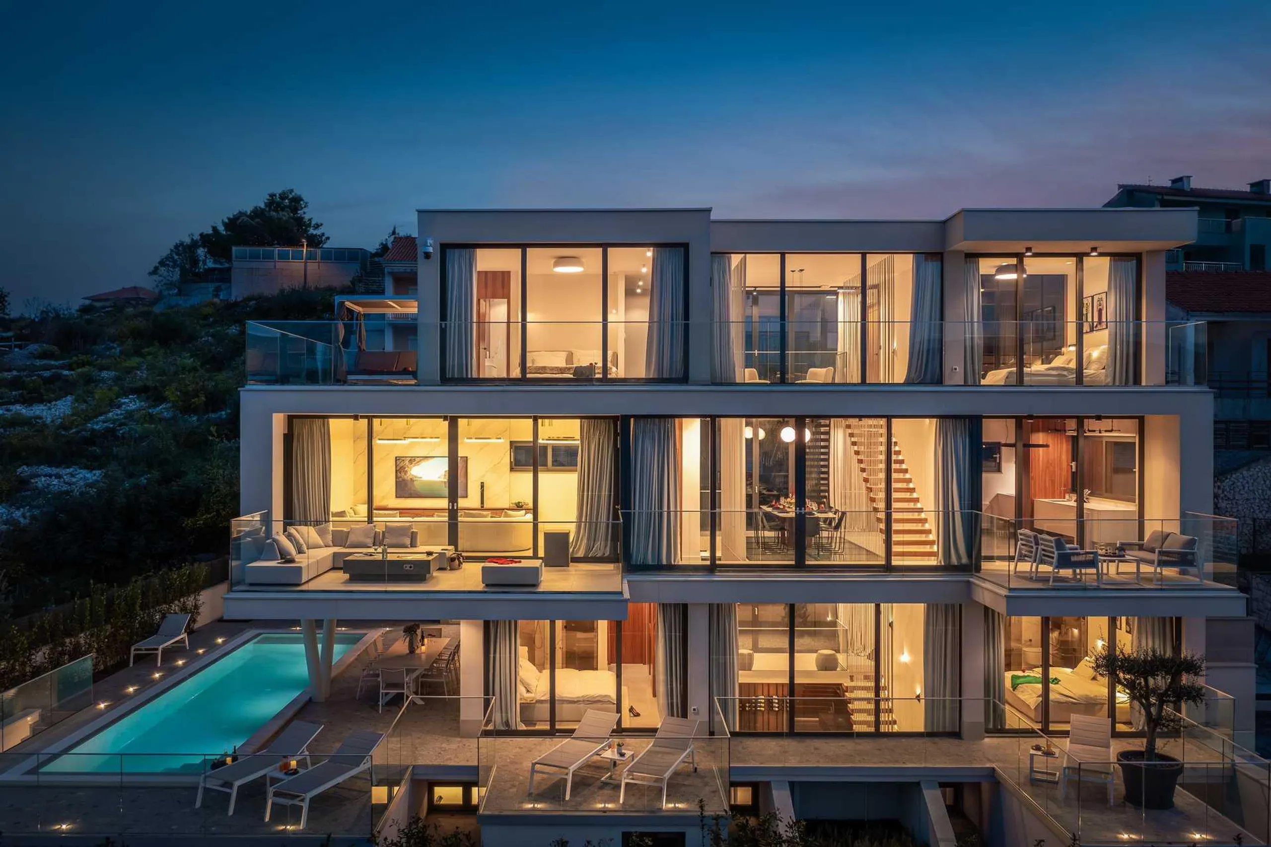 Chic Contemporary Retreat with Pool and Lovely Sea Views, Okrug Gornji