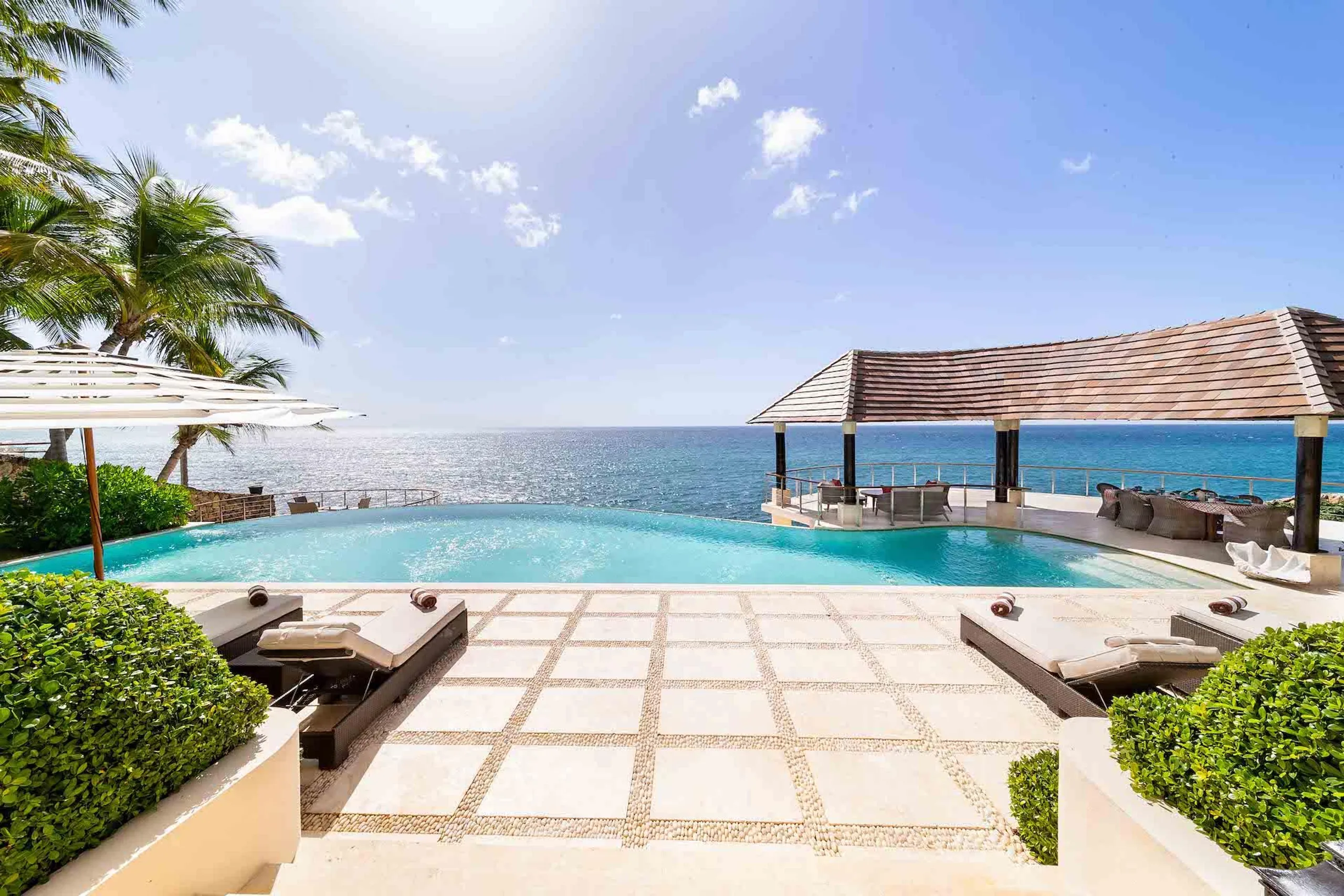 Breathtaking Oceanfront Villa with Swimming Pool and Gazebo — photograph 4