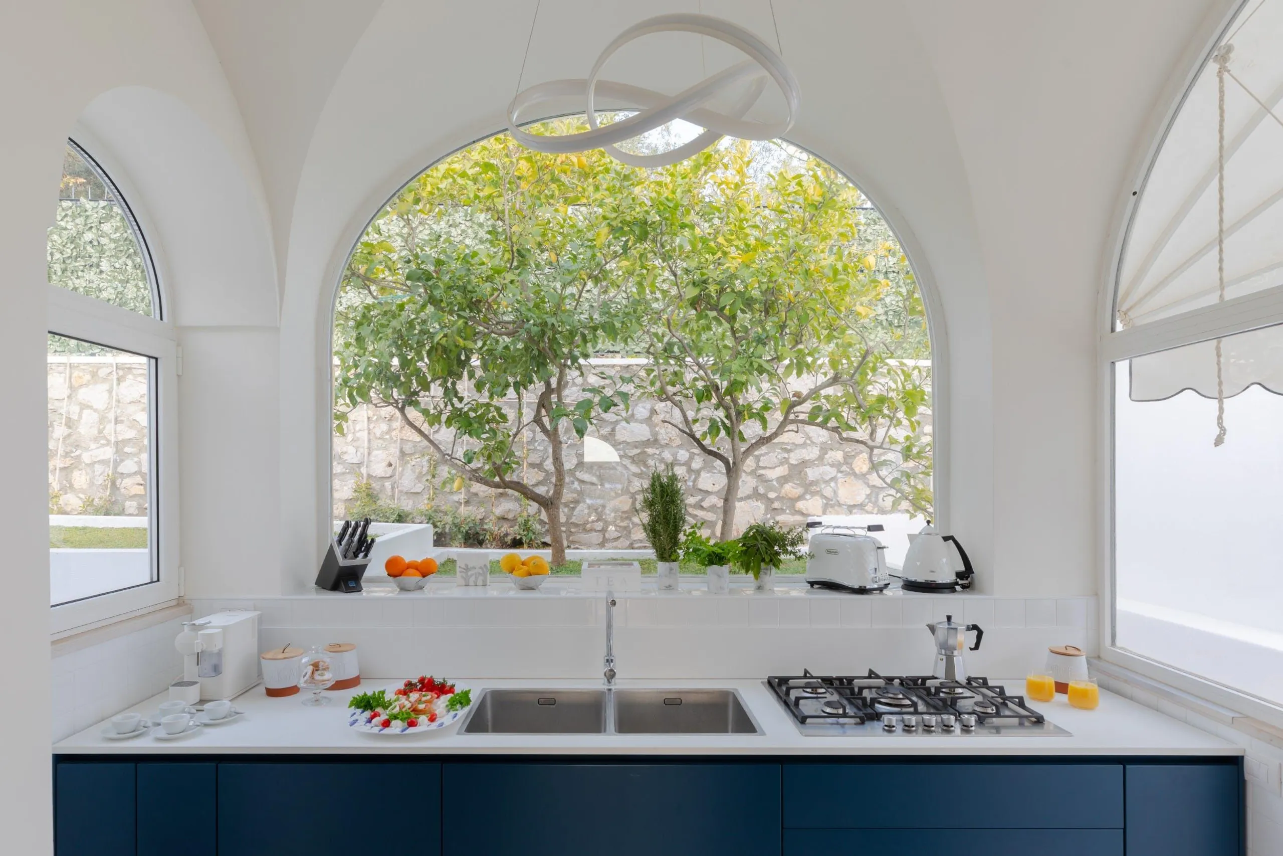 Stylish Seaview Villa with Private Pool and Garden Grounds — photograph 10