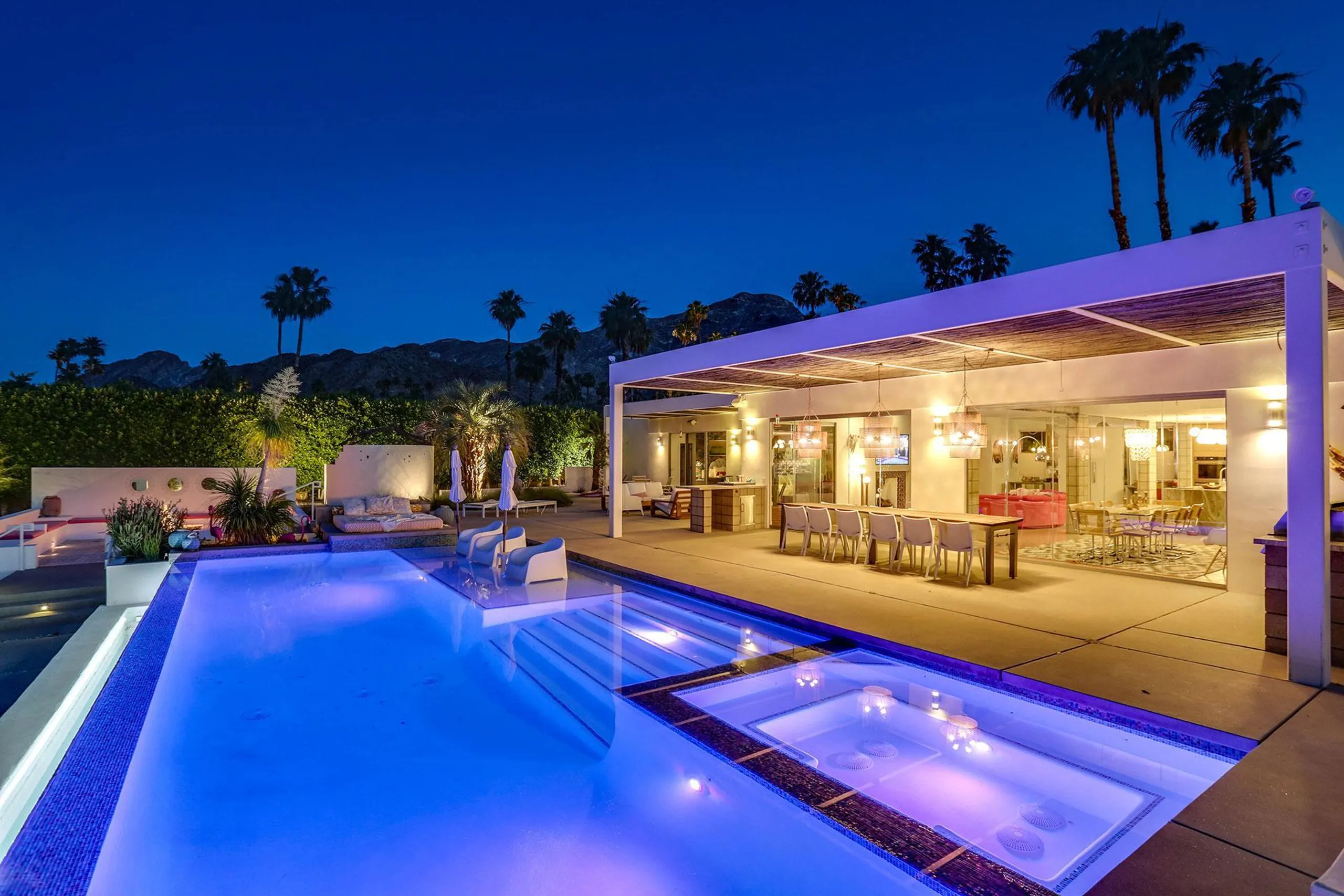 Swanky Poolside Paradise with Bocce Ball and Firepit — photograph 11