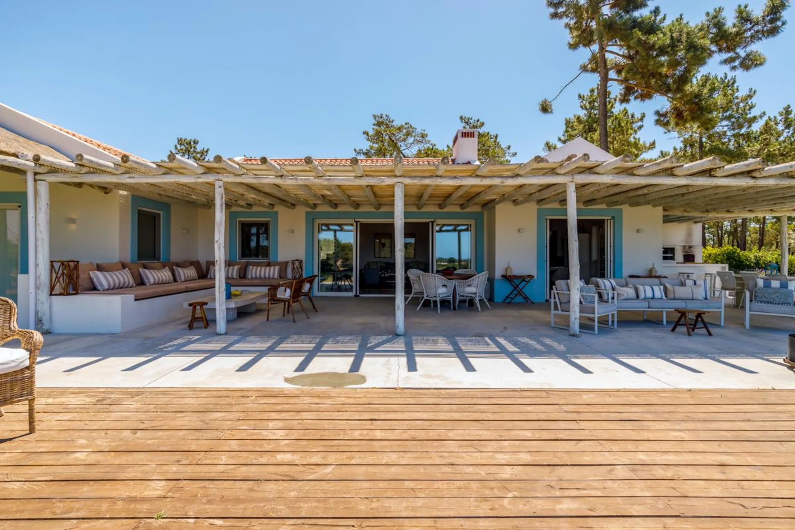 Enchanting 5BR Villa with Private Pool and Expansive Garden — photograph 4