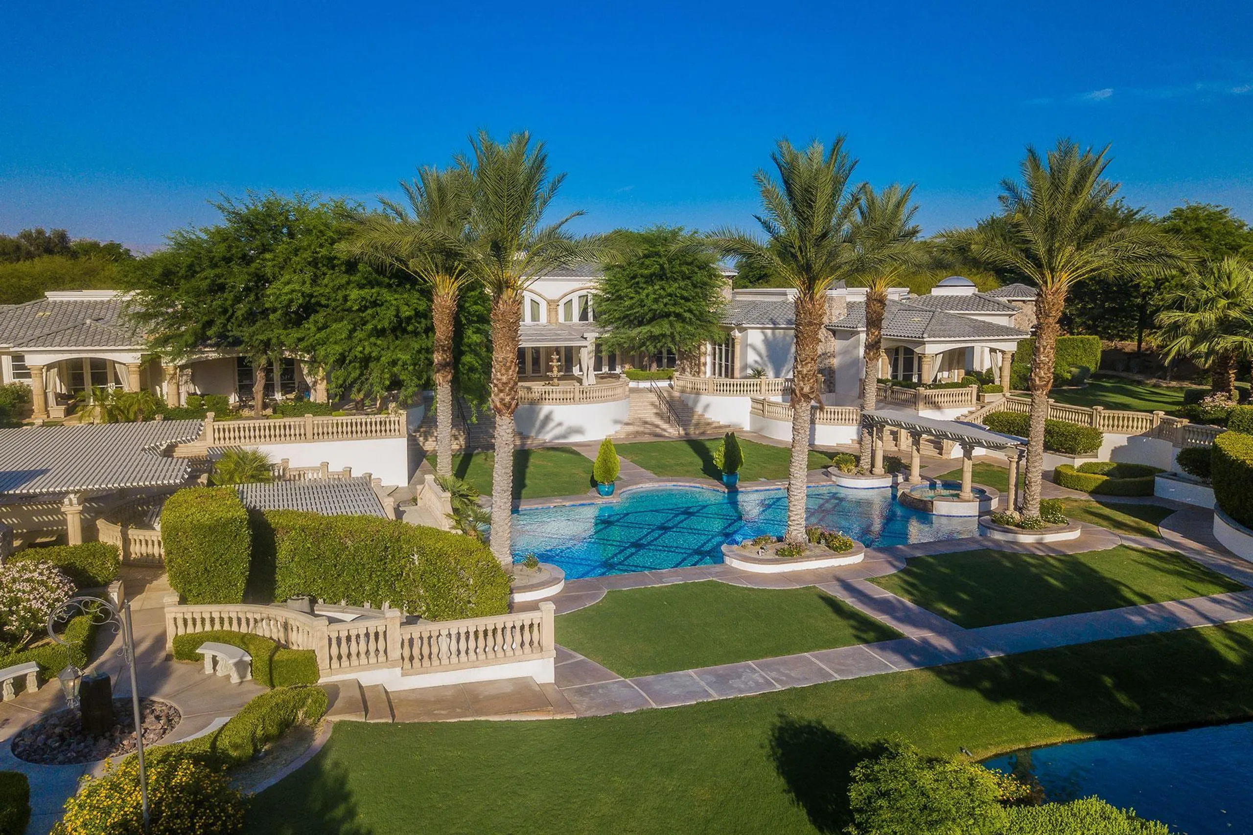 Elegant Luxe Desert Estate with Private Lake, Pool, and Tennis Court — photograph 2
