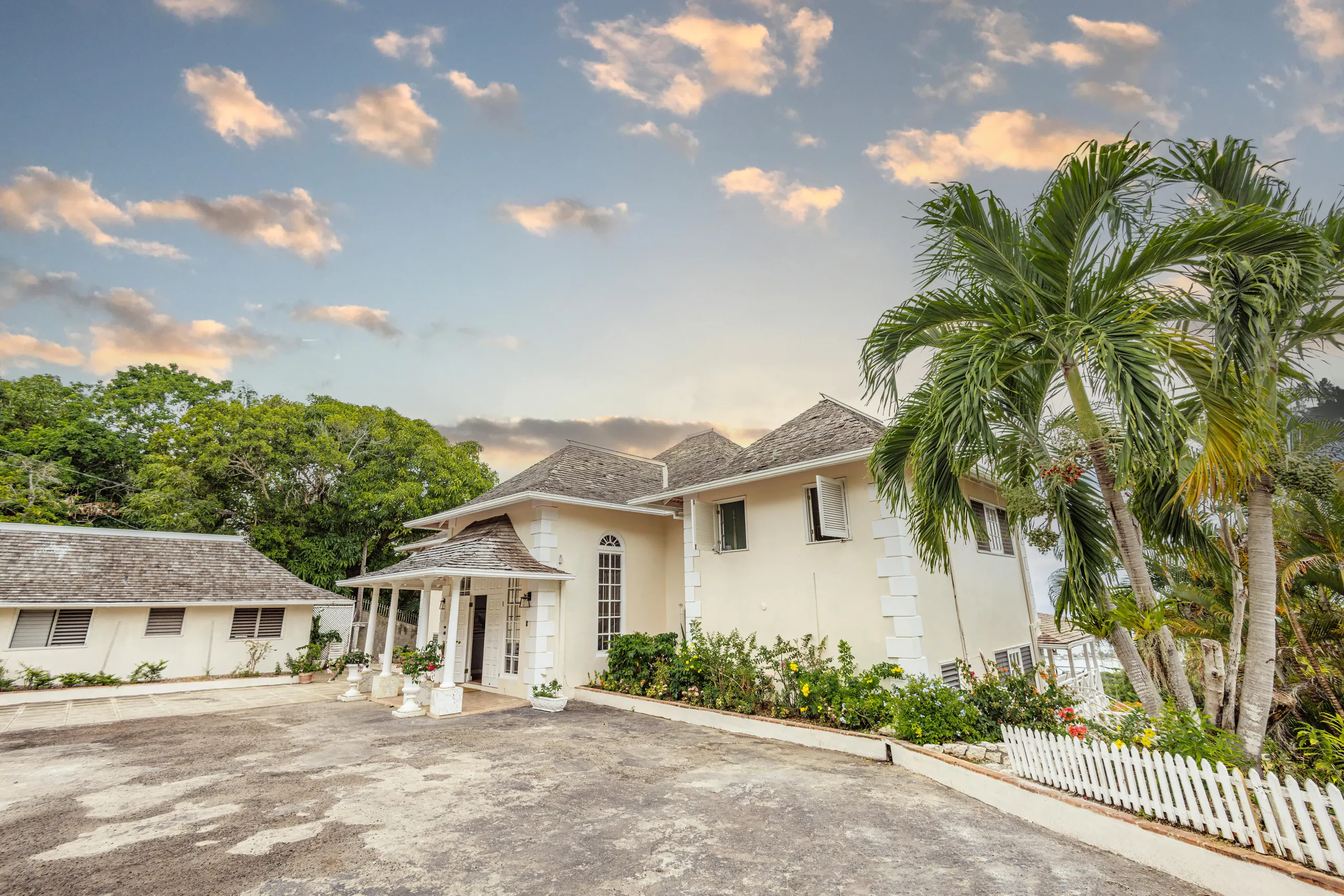 Glorious Villa with Private Pool and Overlooking View of Ocho Rios and the Sea — photograph 9
