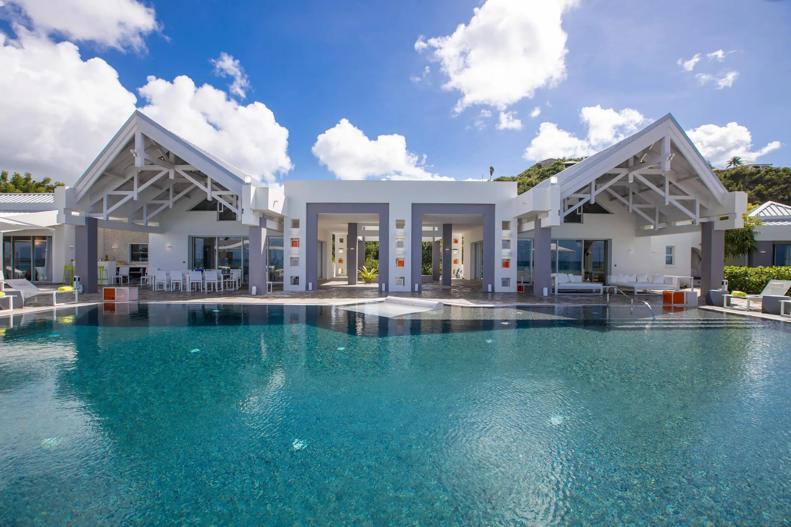 Exclusive Modern Contemporary Beachfront Estate with Infinity Pool — photograph 5