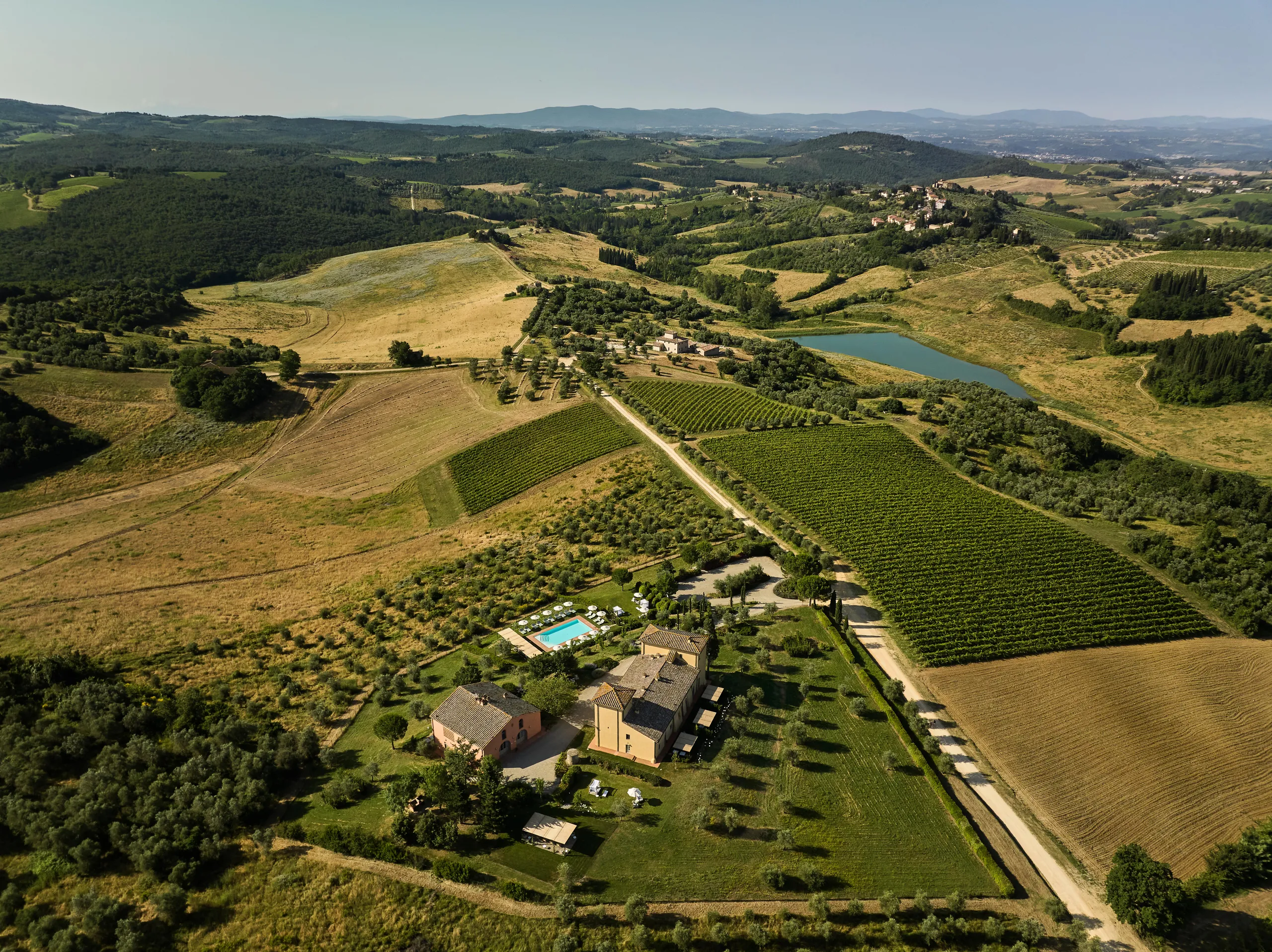Tuscany Farmhouse Estate with Crystalline Pool and Gorgeous Views — photograph 7