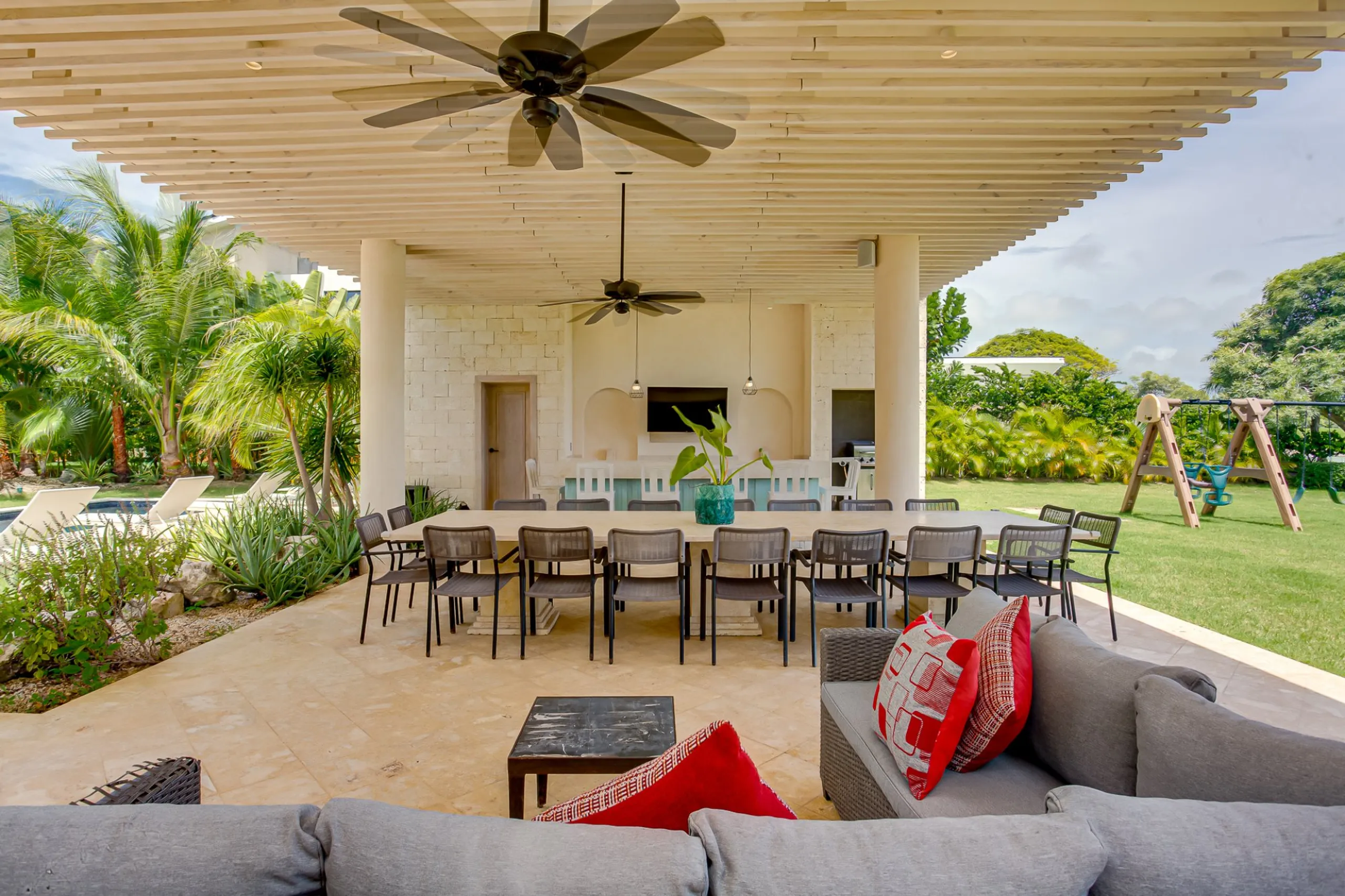Sophisticated Punta Cana Villa with Private Pool, Modern Designs and Lake Views — photograph 11