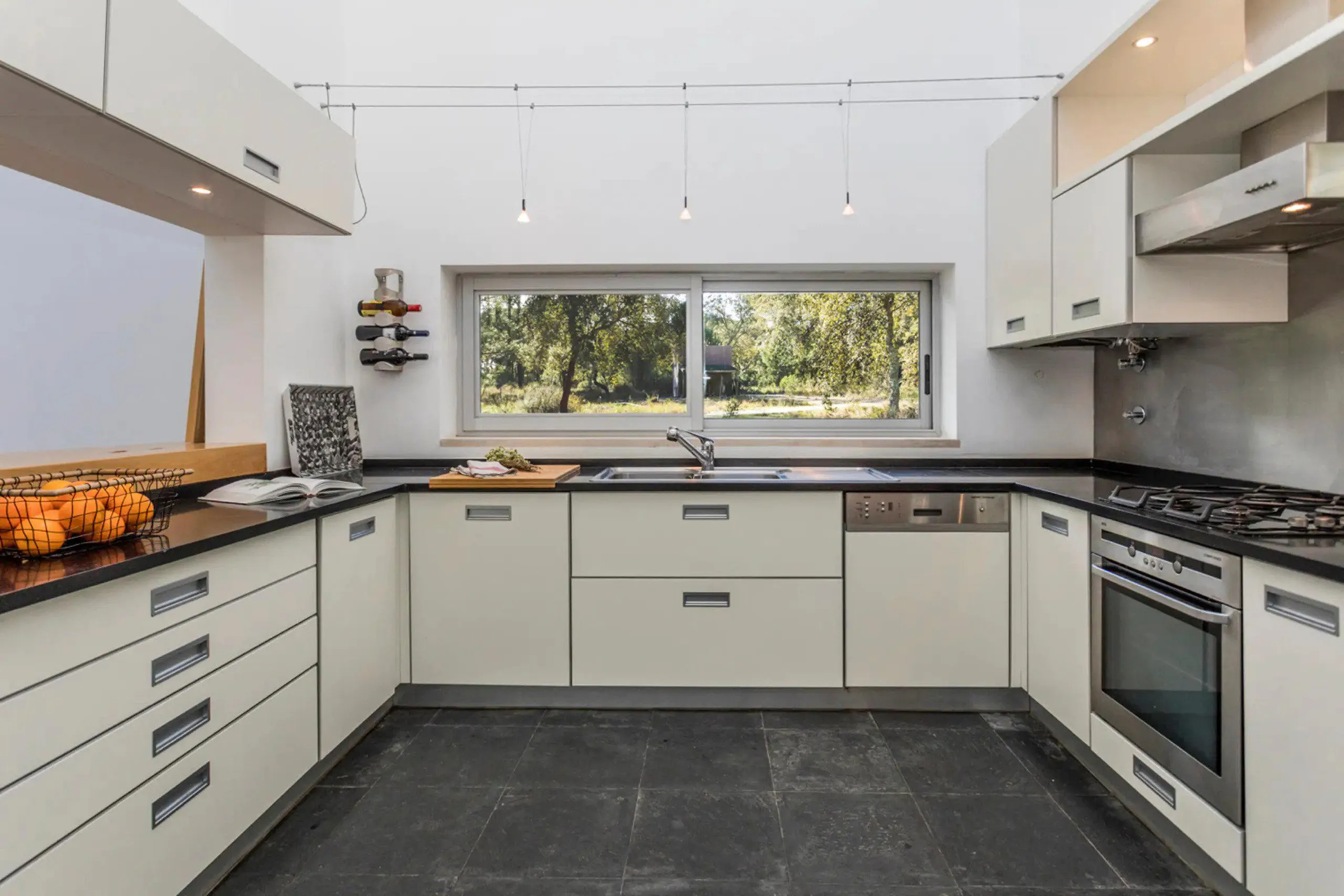 Eco-Friendly 5 Bedroom Villa with Private Pook and Scenic Views — photograph 8