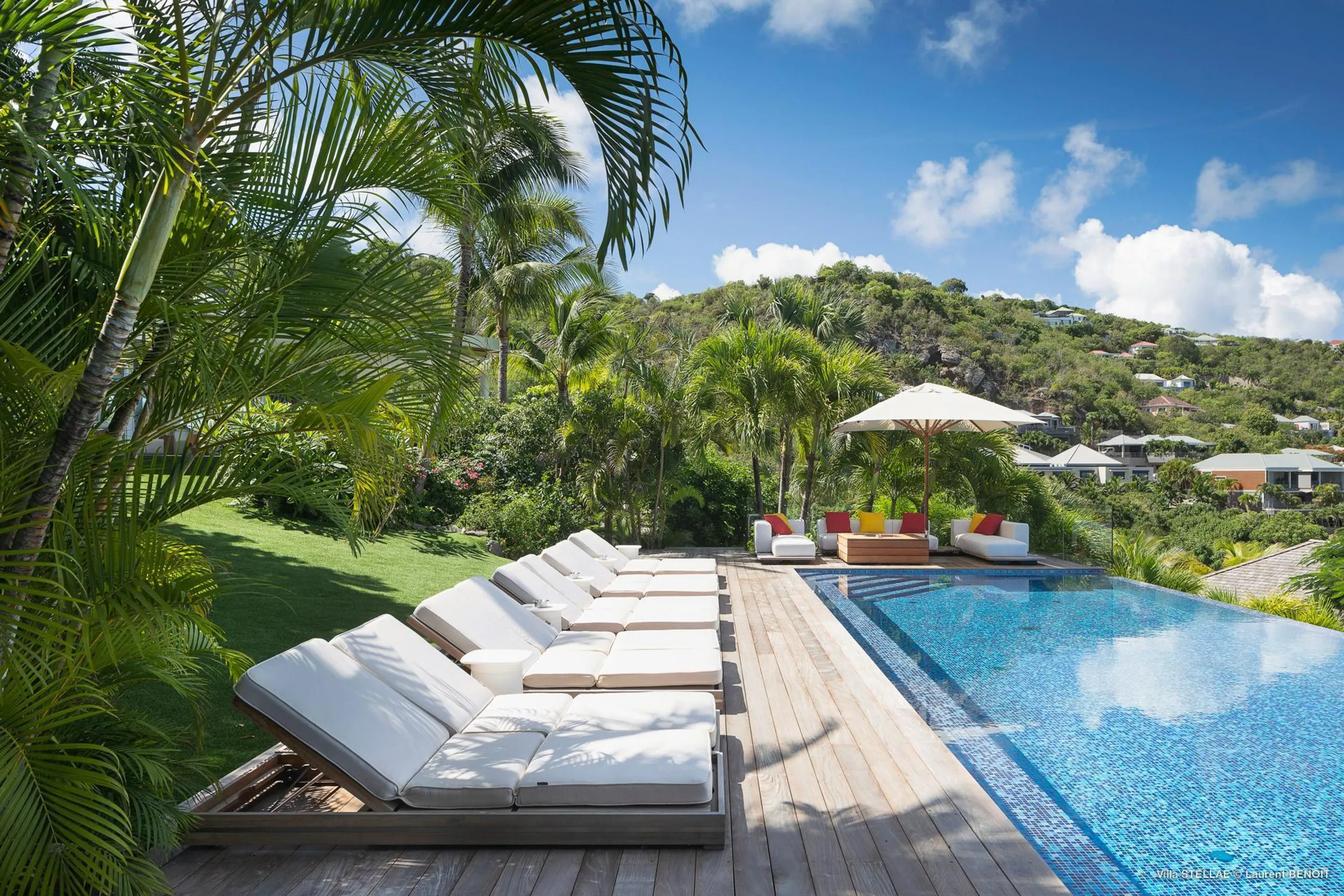 Extraordinary Luxury Estate with Infinity Pool and Sweeping Ocean Views — photograph 6
