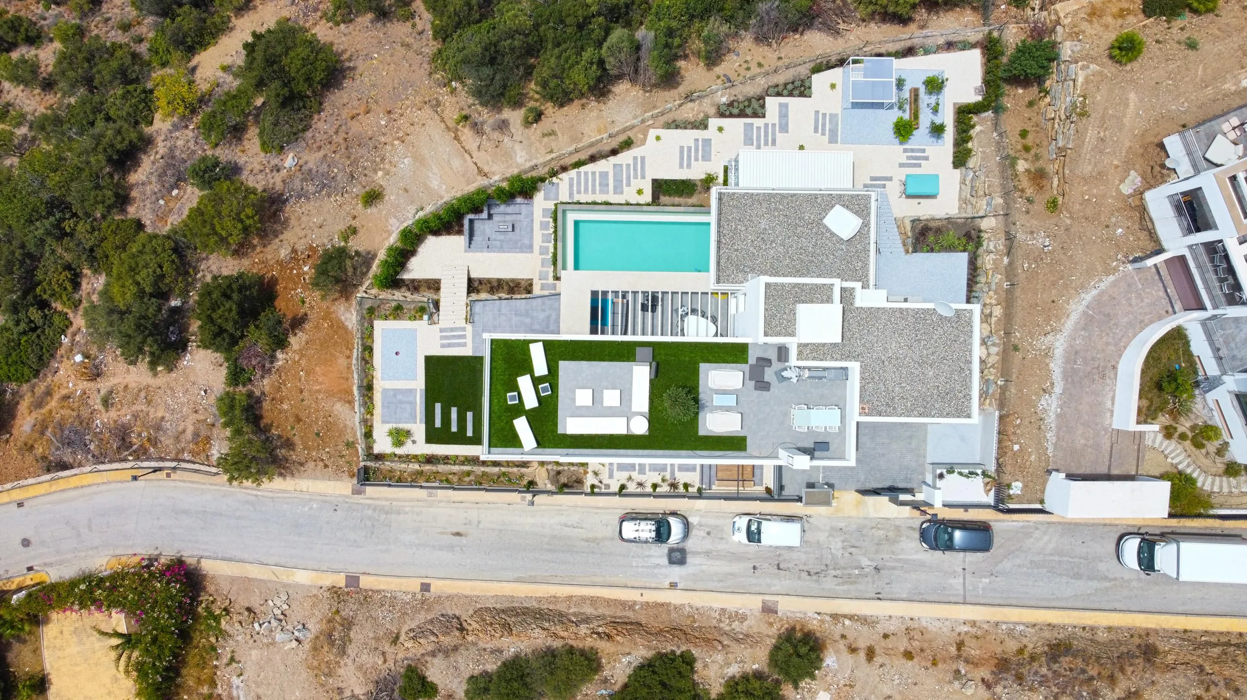 Breathtaking Panoramic View Pool Compound with Infinity Pool — photograph 6