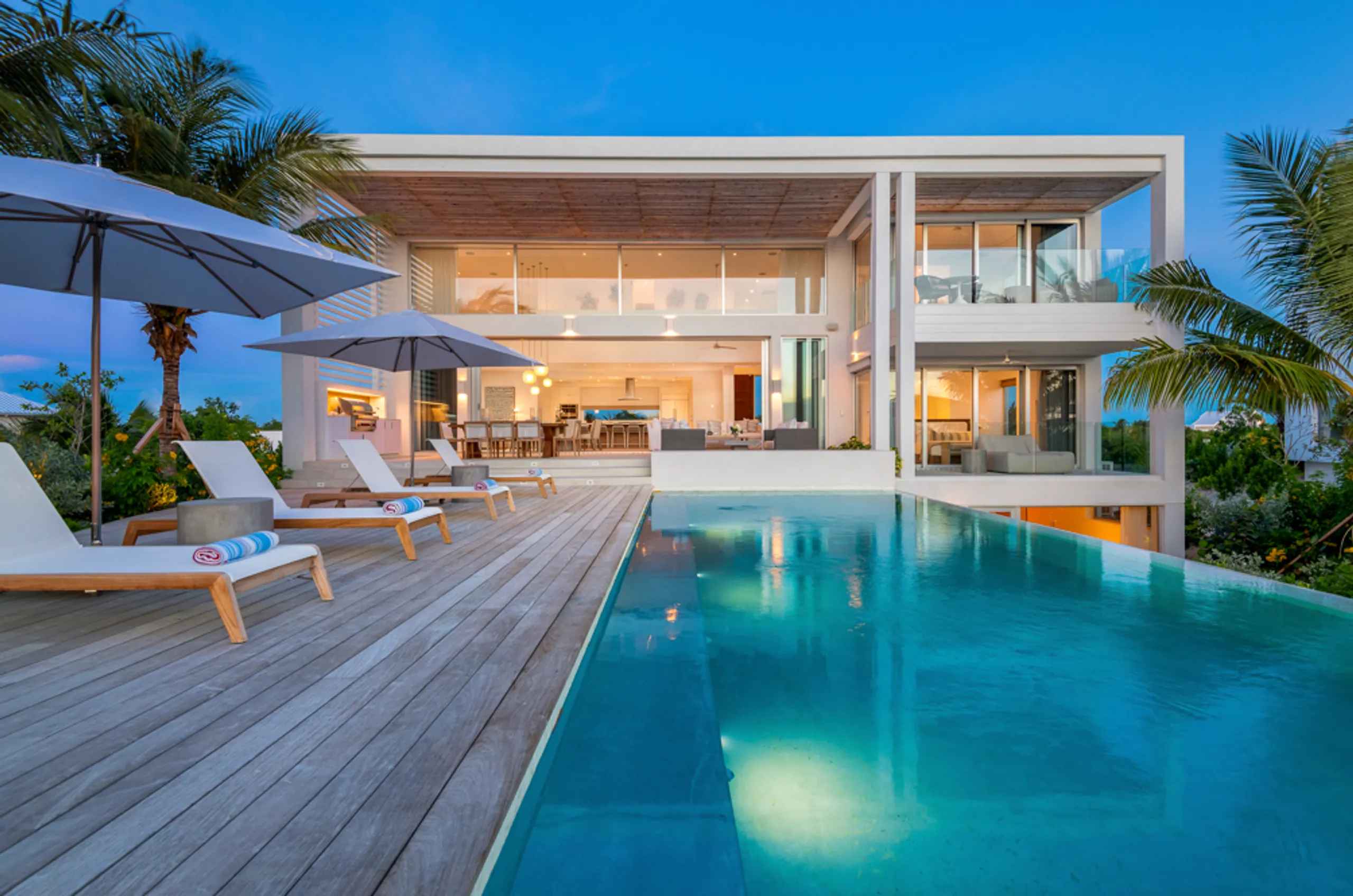 Grace Bay Contemporary Estate with Infinity Pool and Stunning Views — photograph 3