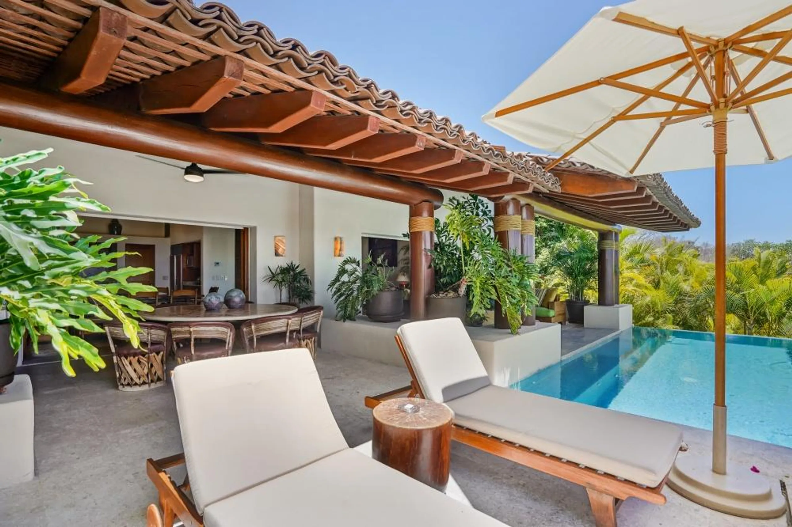 Opulence Unveiled with Mountain Vistas and Panoramic Ocean View Retreat — photograph 4