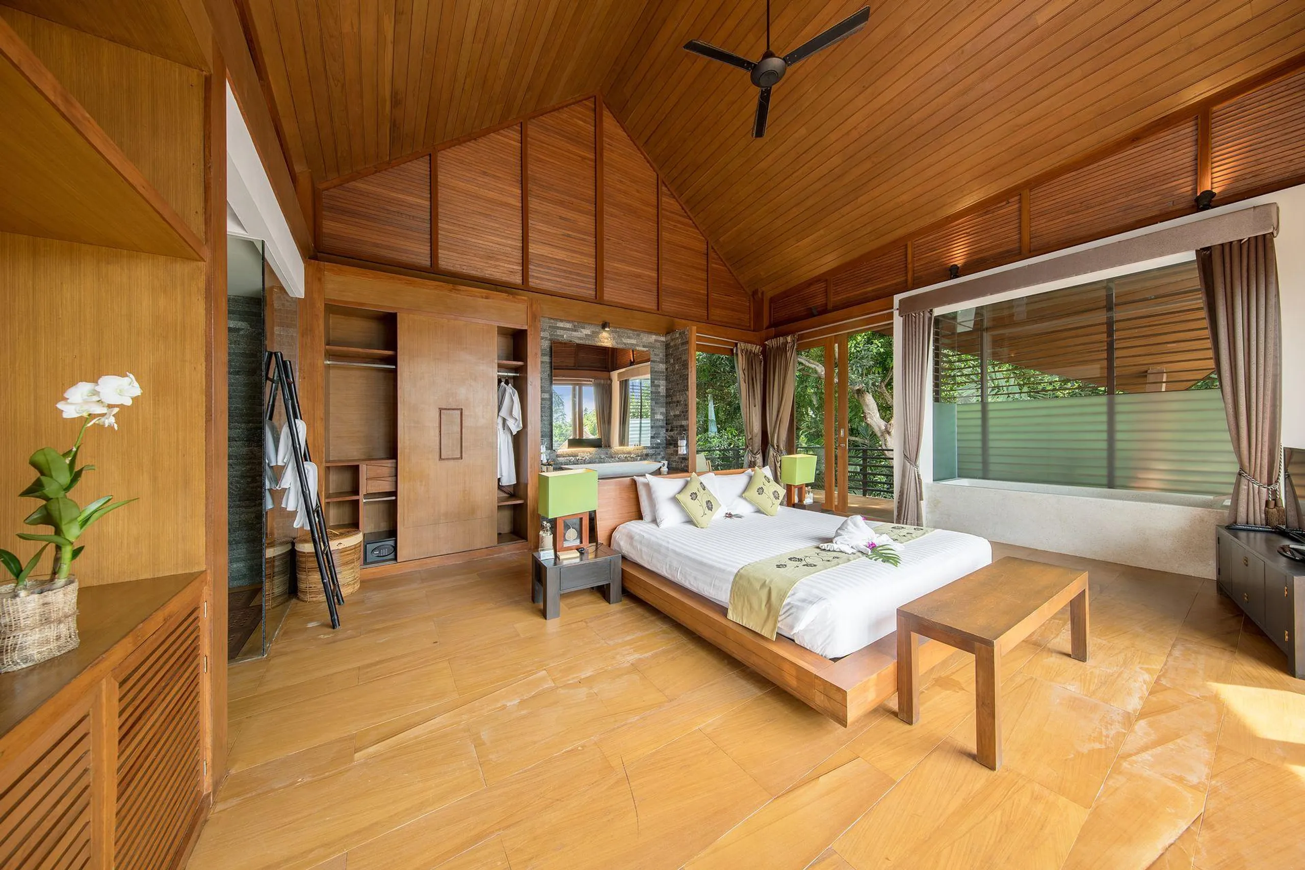 Imposing Modern Tropical Home with Private Pool and Stunning Sea Views — photograph 5