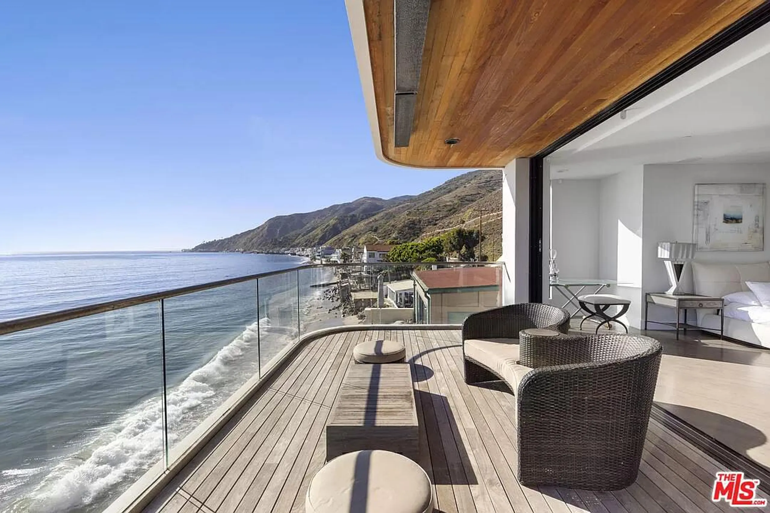 Lavish Malibu Villa with Walks to Beach — photograph 2