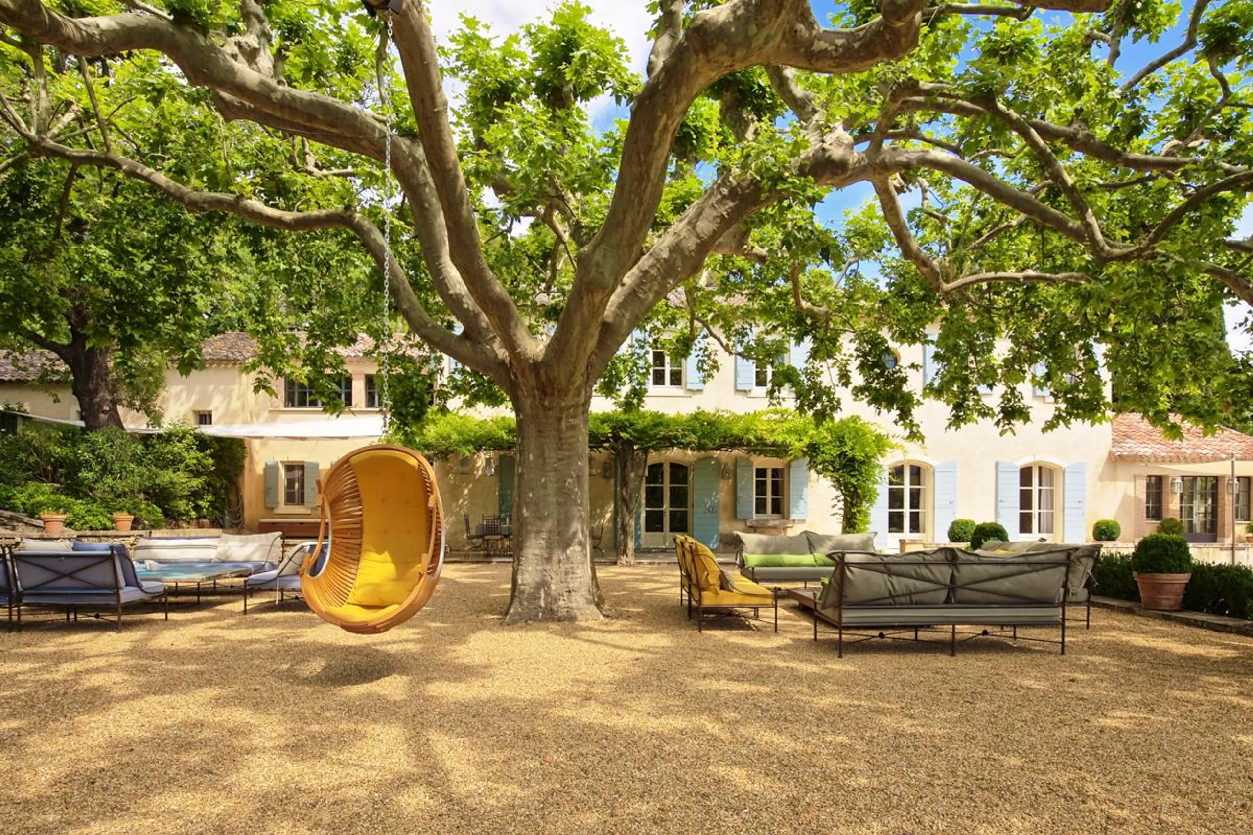Sensational 10-Hectare Estate with Heated Pool and Distant Mountain Views — photograph 12