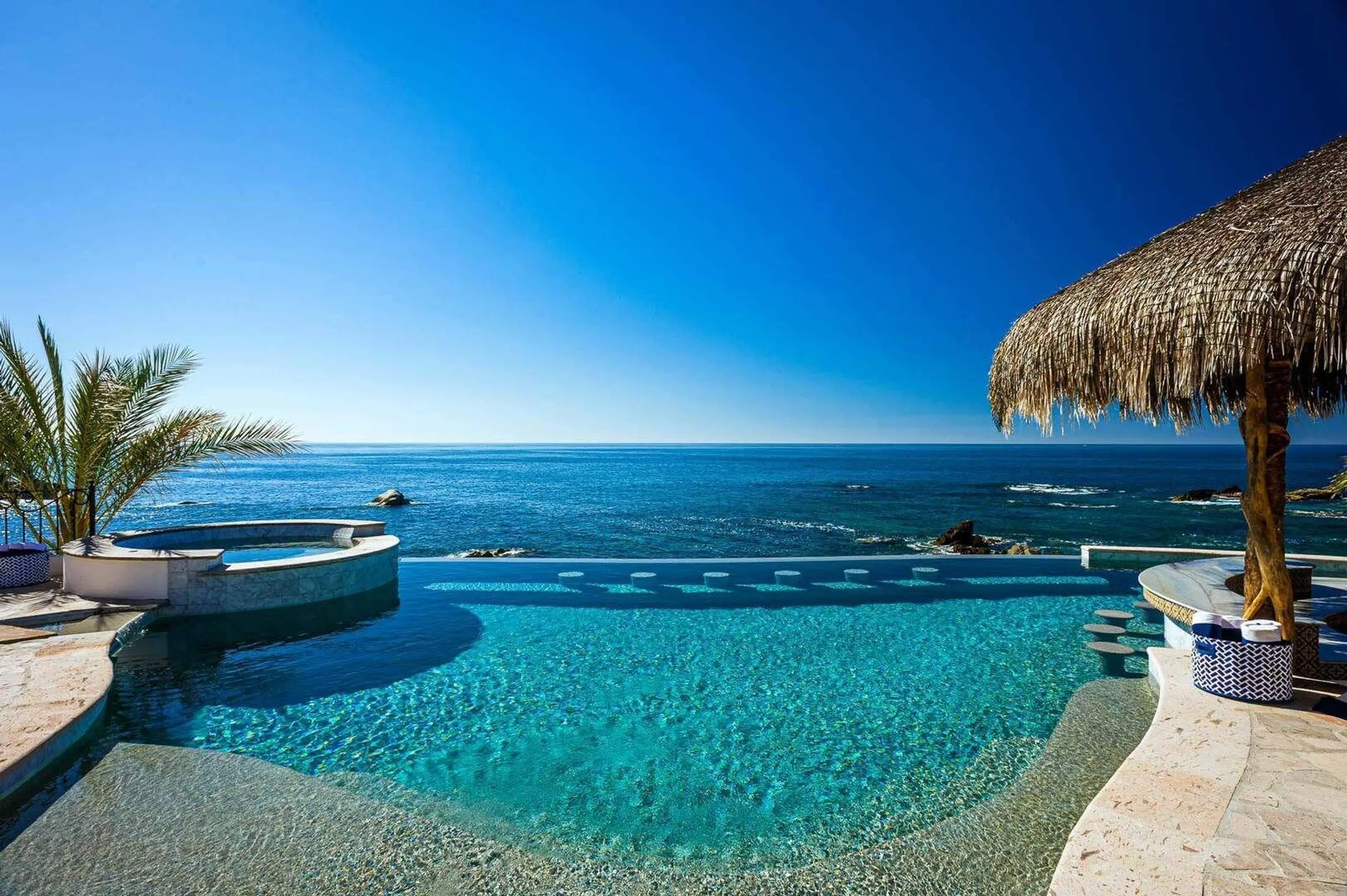Oceanfront Punta Ballena Luxury Estate with Infinity Pool and Ocean Views — photograph 2