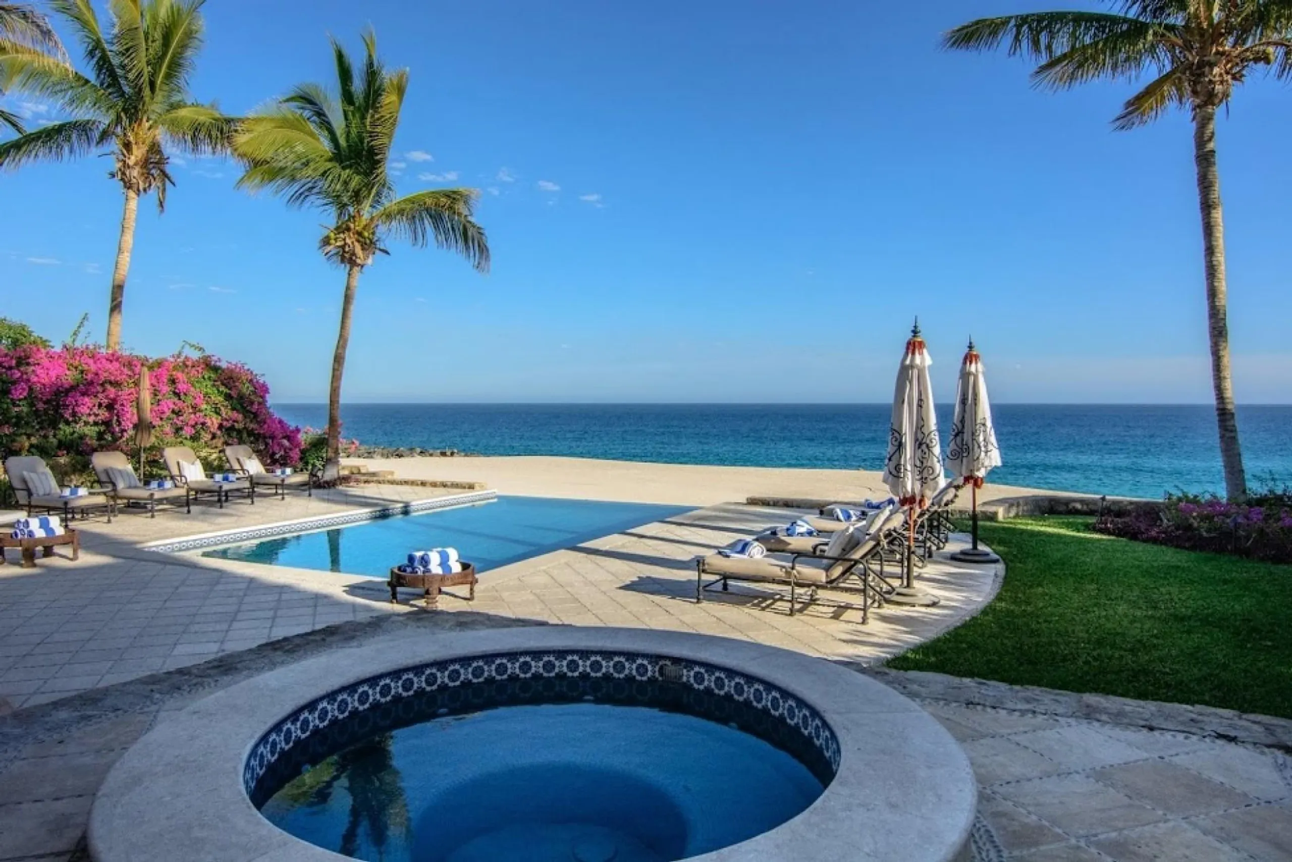 Stunning Contemporary Los Cabos Oceanfront Estate  with Infinity Pool and Sweeping Ocean Views — photograph 4