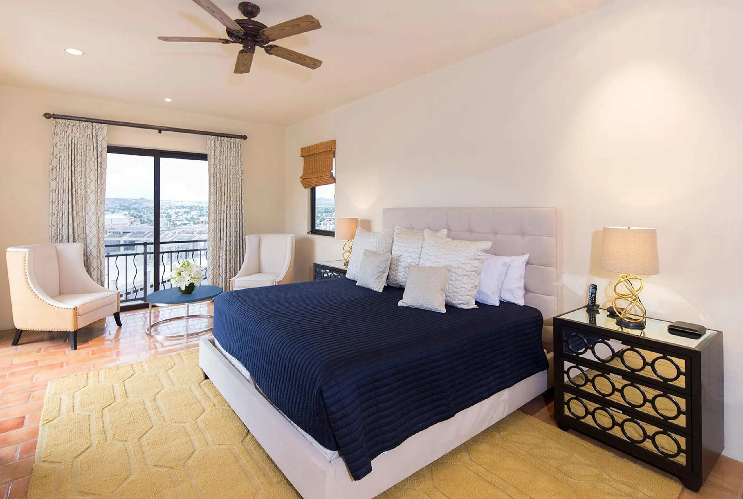 Exquisite Coastal Retreat with Views of Tranquility and Luxury — photograph 5