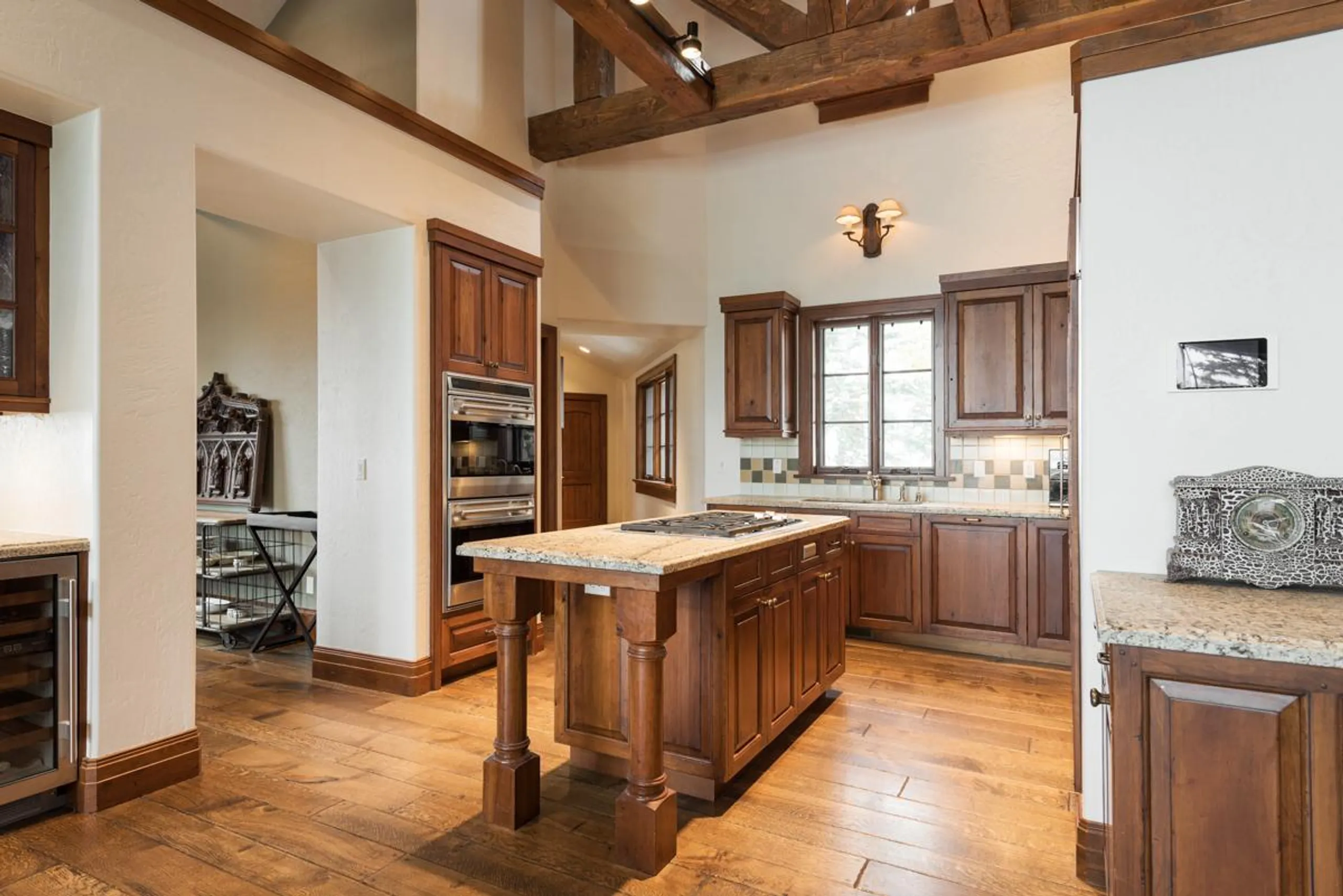 Exquisite Mountain Chalet with Entertainment Room and Stunning Views — photograph 12